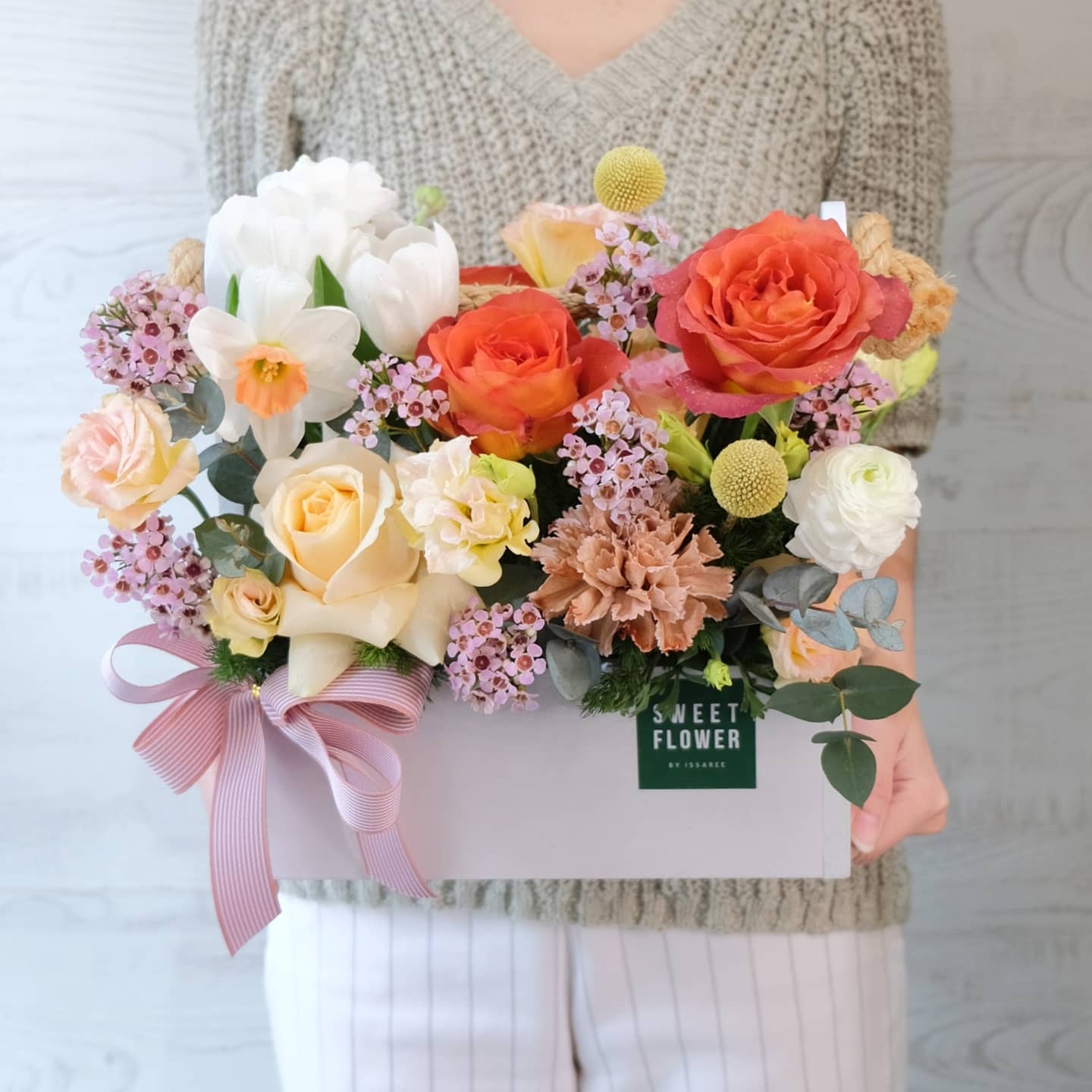 กล่อง หลากสี หวาน ดอกไม้หลัก กุหลาบ ทิวลิป คาร์เนชั่น — ผลงานร้านดอกไม้ Sweetflower by Issaree — ภาพที่ 2 จาก 4