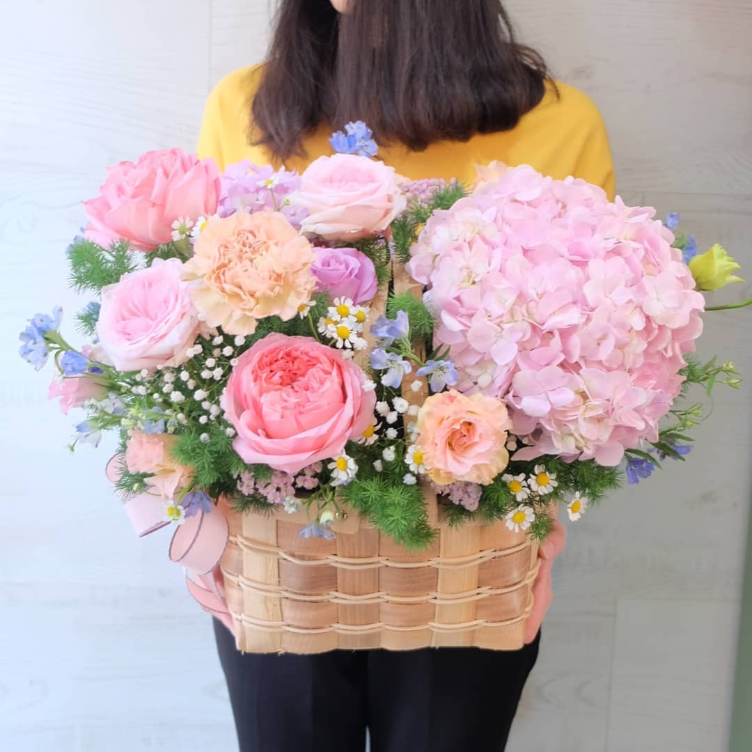 ตะกร้า พาสเทล หวาน ดอกไม้หลัก กุหลาบ ไฮเดรนเยีย คาร์เนชั่น — ผลงานร้านดอกไม้ Sweetflower by Issaree — ภาพที่ 1 จาก 2