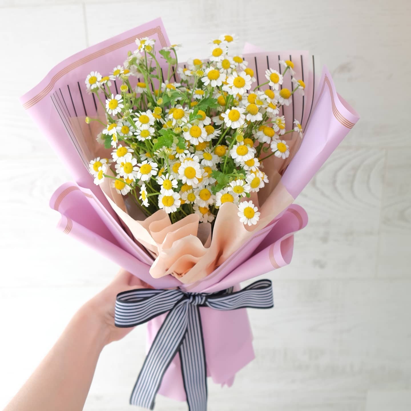ช่อ เหลือง-ส้ม หวาน ดอกไม้หลัก เดซี่/มาร์กาเร็ต — ผลงานร้านดอกไม้ Sweetflower by Issaree