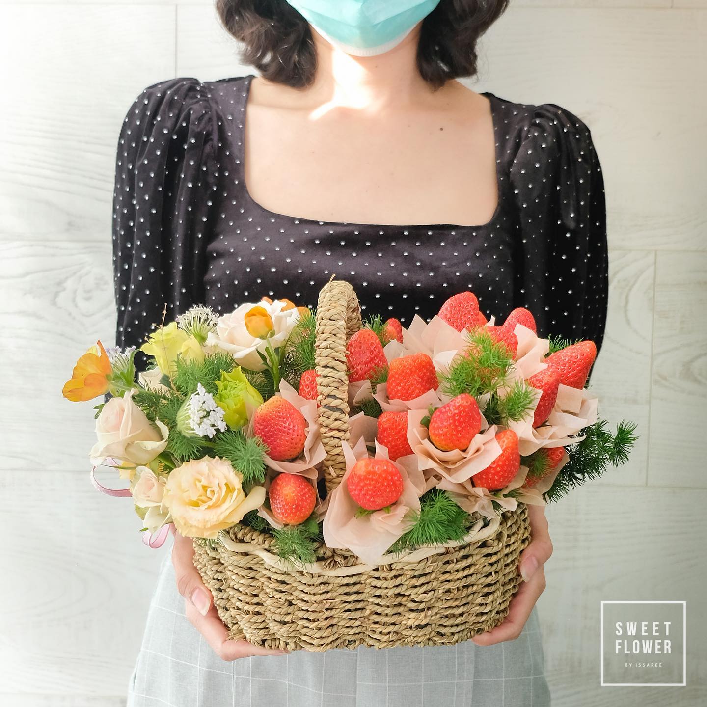 ตะกร้า เหลือง-ส้ม หวาน ดอกไม้หลัก กุหลาบ คาร์เนชั่น อื่นๆ — ผลงานร้านดอกไม้ Sweetflower by Issaree — ภาพที่ 2 จาก 4