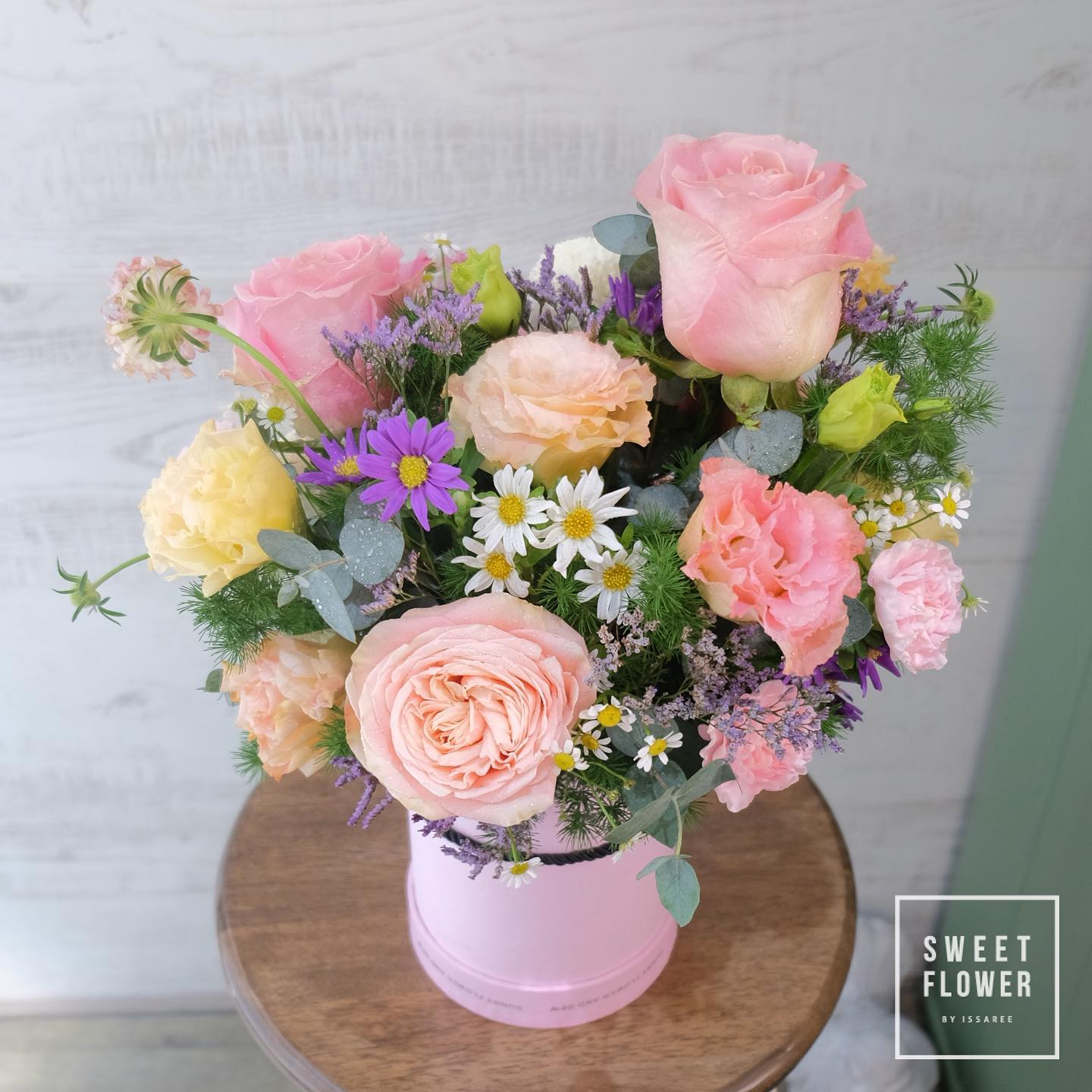 กล่อง พาสเทล หวาน ดอกไม้หลัก กุหลาบ คาร์เนชั่น เบญจมาศ/มัม — ผลงานร้านดอกไม้ Sweetflower by Issaree — ภาพที่ 3 จาก 4