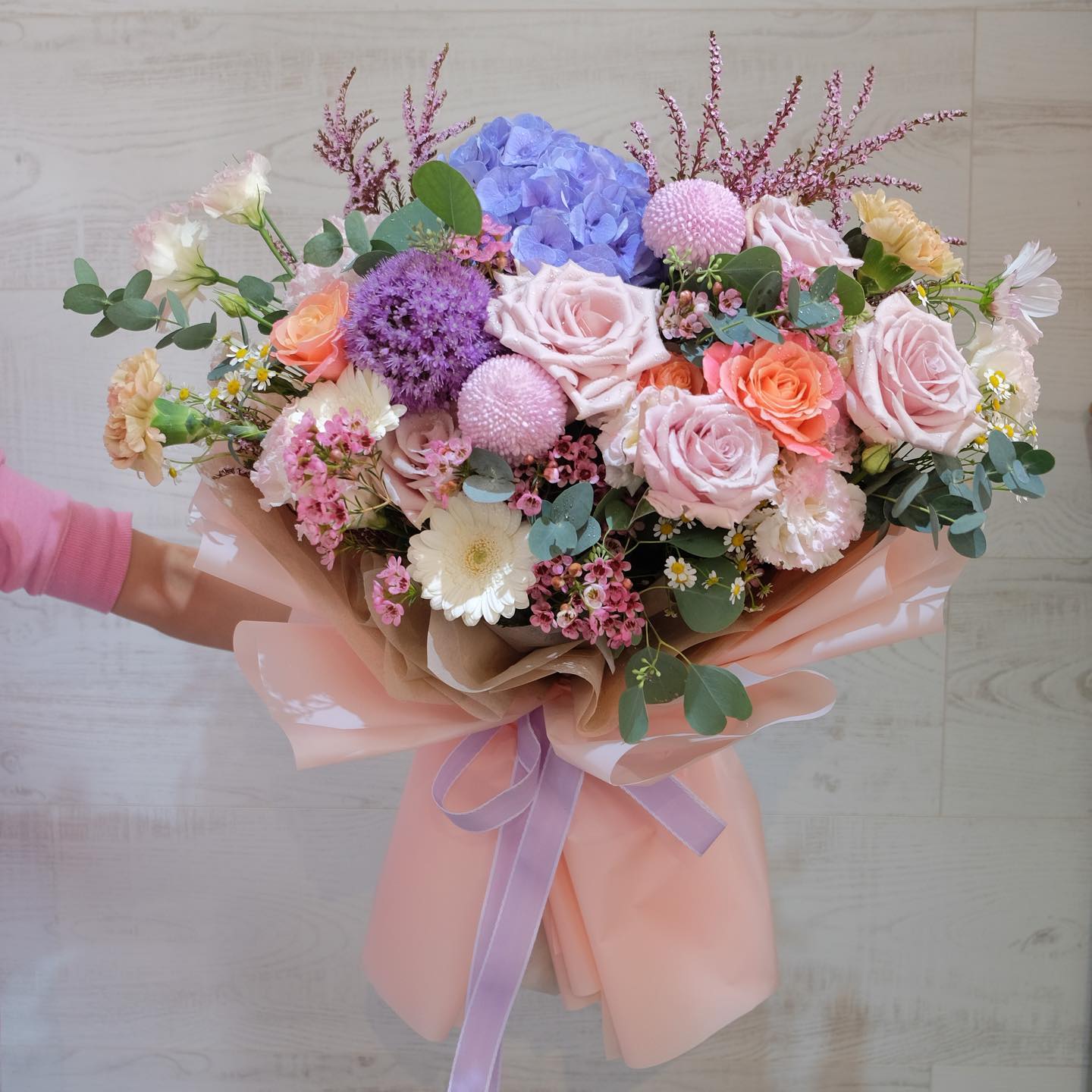 ช่อ ม่วง-ฟ้า หวาน ดอกไม้หลัก ไฮเดรนเยีย กุหลาบ คาร์เนชั่น — ผลงานร้านดอกไม้ Sweetflower by Issaree — ภาพที่ 2 จาก 5