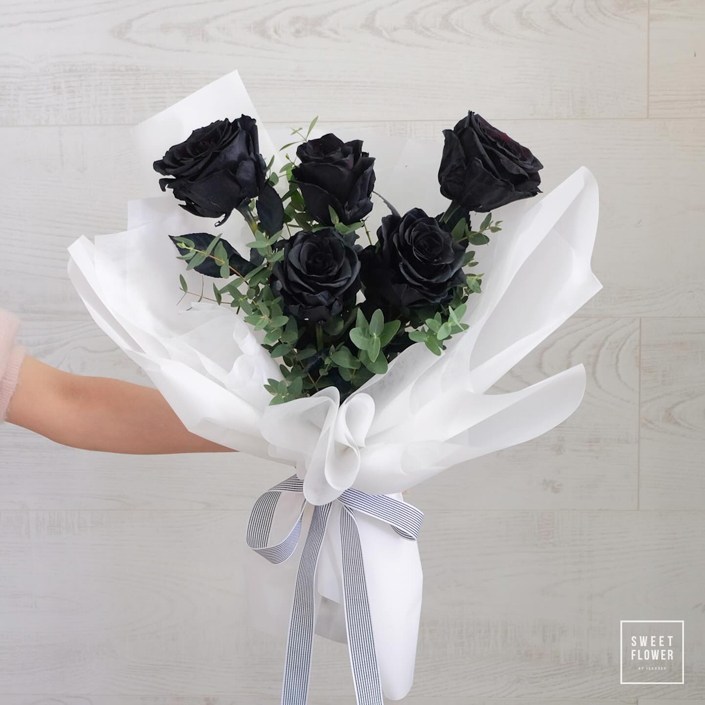 ช่อ แดงโรแมนติก หวาน ดอกไม้หลัก กุหลาบ ยูคาลิปตัส/ใบไม้ — ผลงานร้านดอกไม้ Sweetflower by Issaree