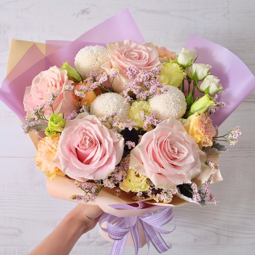 ช่อ พาสเทล หวาน ดอกไม้หลัก กุหลาบ คาร์เนชั่น เบญจมาศ/มัม — ผลงานร้านดอกไม้ Sweetflower by Issaree