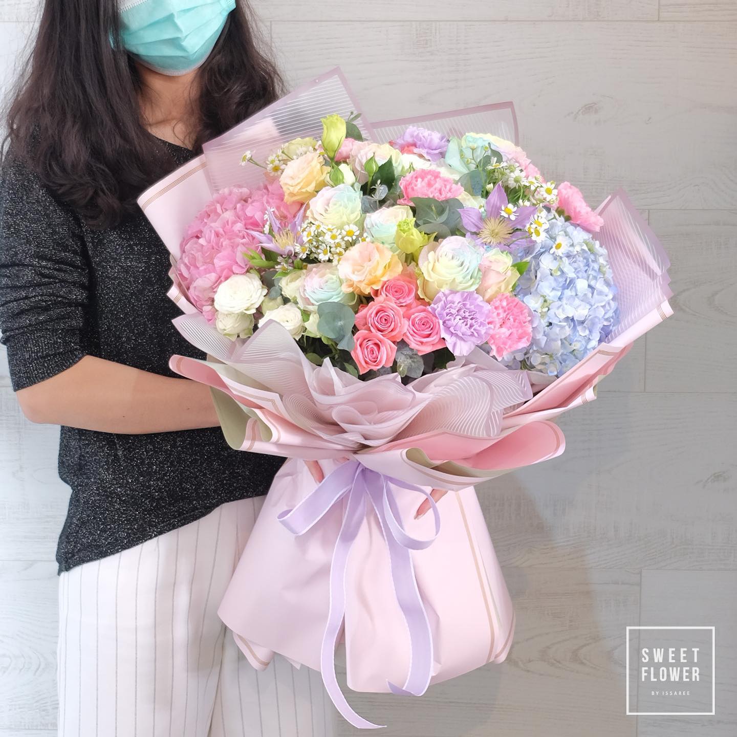 ช่อ พาสเทล หวาน ดอกไม้หลัก กุหลาบ ไฮเดรนเยีย คาร์เนชั่น — ผลงานร้านดอกไม้ Sweetflower by Issaree — ภาพที่ 3 จาก 4