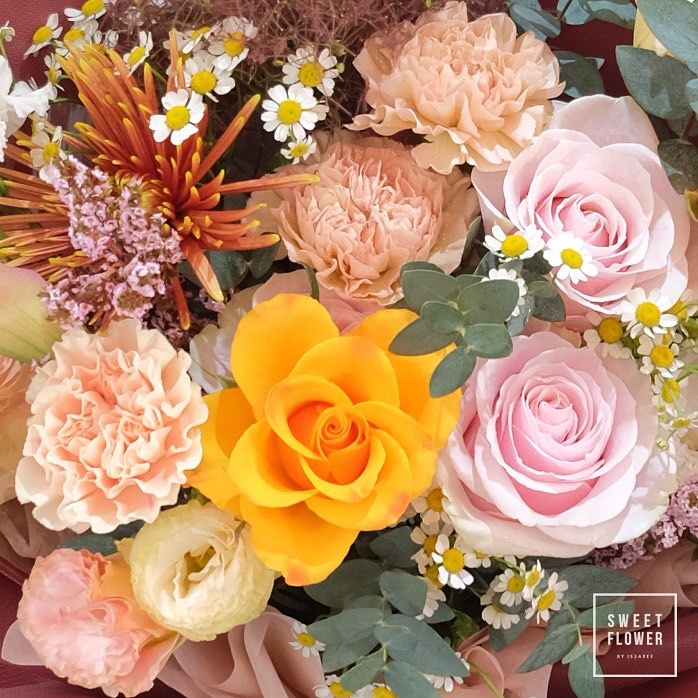 กล่อง หลากสี สดใส ดอกไม้หลัก กุหลาบ พีโอนี่ เดซี่/มาร์กาเร็ต — ผลงานร้านดอกไม้ Sweetflower by Issaree