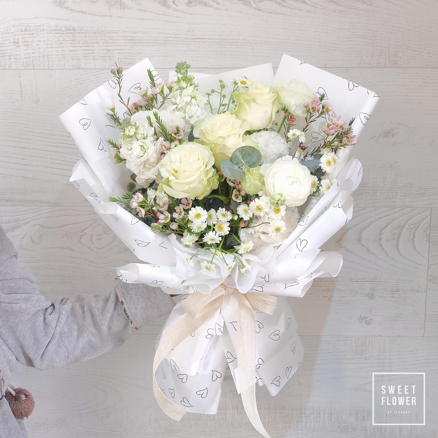 ช่อ ขาว-เขียว หวาน ดอกไม้หลัก กุหลาบ เดซี่/มาร์กาเร็ต คาร์เนชั่น — ผลงานร้านดอกไม้ Sweetflower by Issaree