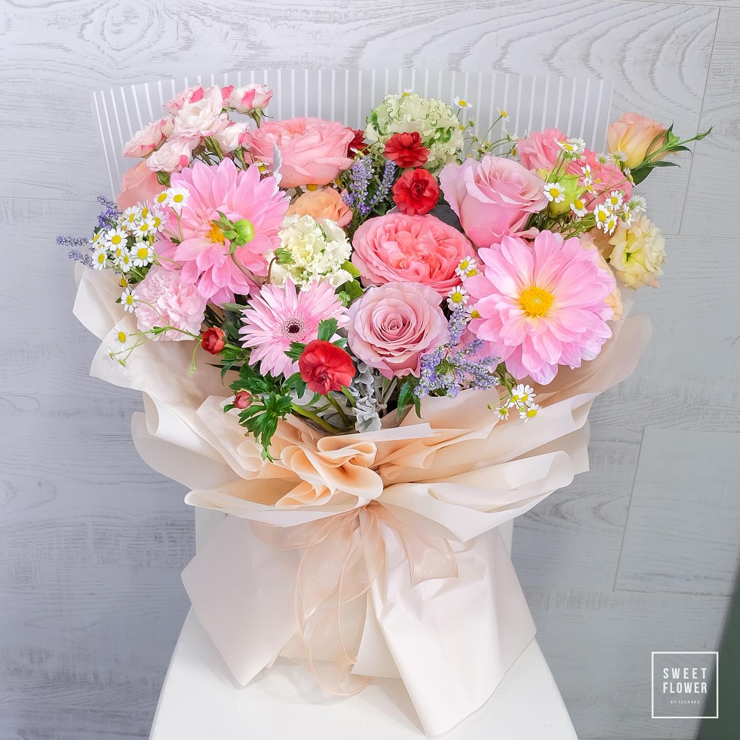 กล่อง หลากสี หวาน ดอกไม้หลัก กุหลาบ เดซี่/มาร์กาเร็ต คาร์เนชั่น — ผลงานร้านดอกไม้ Sweetflower by Issaree