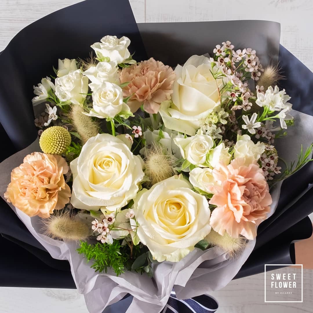 ช่อ พาสเทล หวาน ดอกไม้หลัก กุหลาบ คาร์เนชั่น เบญจมาศ/มัม — ผลงานร้านดอกไม้ Sweetflower by Issaree — ภาพที่ 2 จาก 3
