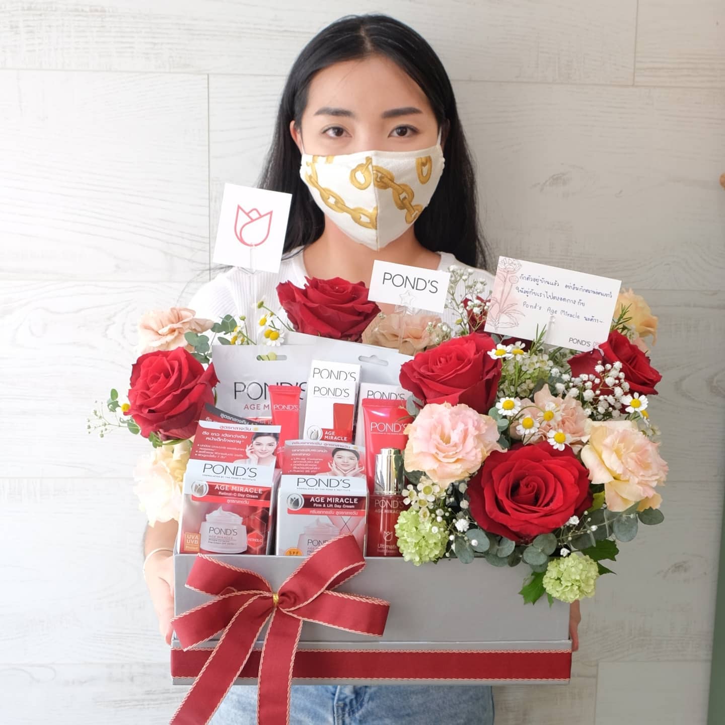 กล่อง แดงโรแมนติก หวาน ดอกไม้หลัก กุหลาบ คาร์เนชั่น เดซี่/มาร์กาเร็ต — ผลงานร้านดอกไม้ Sweetflower by Issaree — ภาพที่ 2 จาก 4