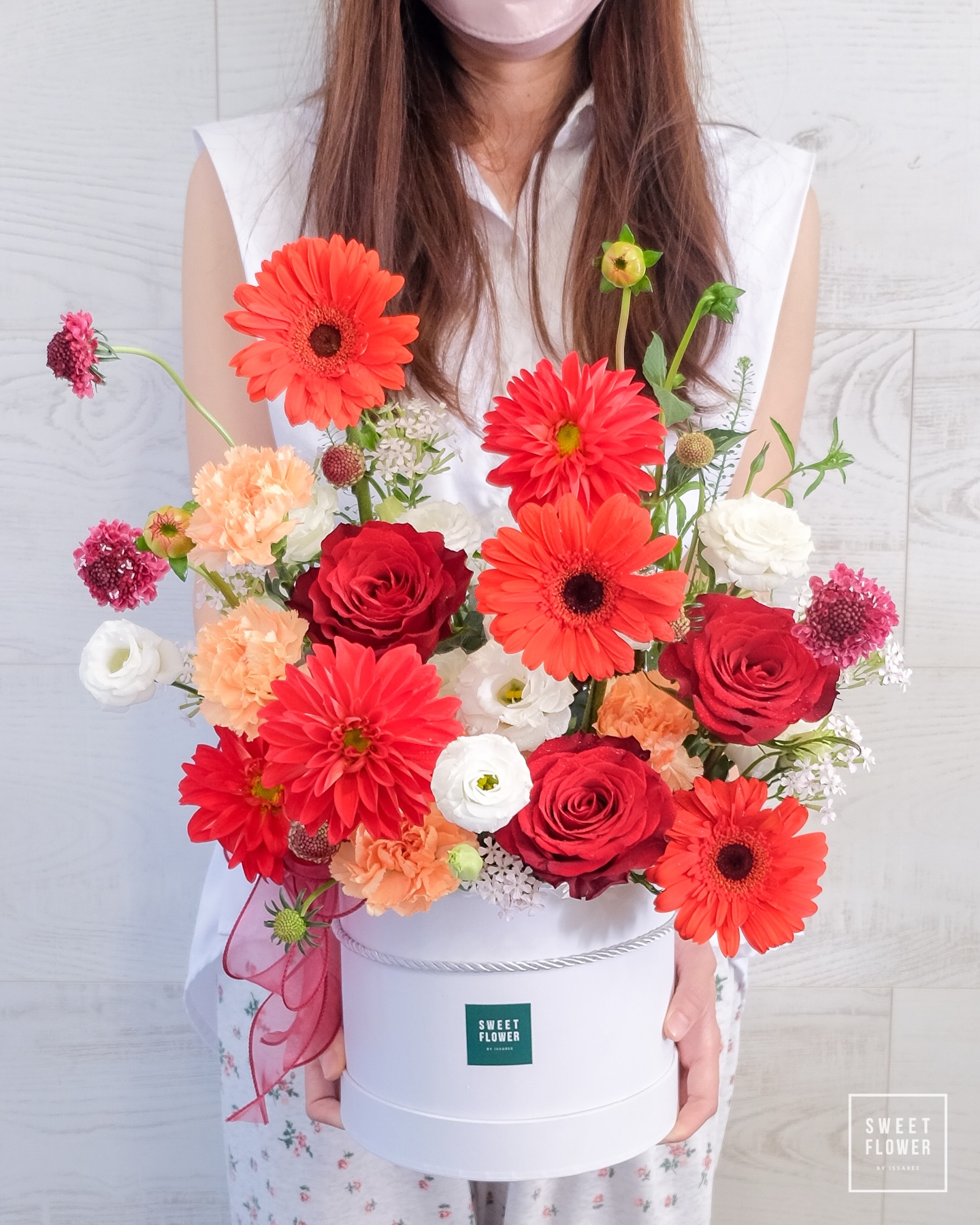 กล่อง แดง ขาว คลาสสิก ดอกไม้หลัก เยอบีร่า กุหลาบ คาร์เนชั่น — ผลงานร้านดอกไม้ Sweetflower by Issaree