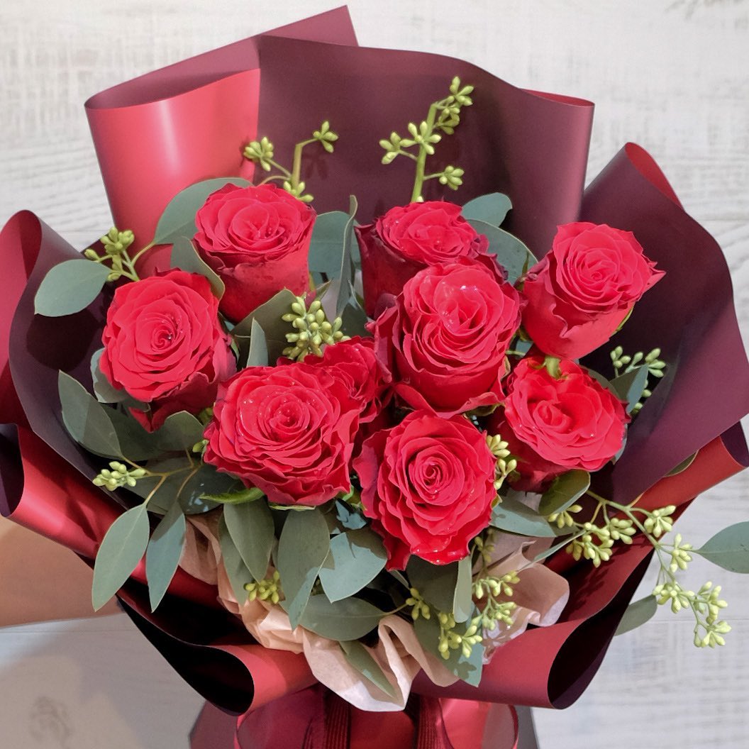 ช่อ แดงโรแมนติก คลาสสิก ดอกไม้หลัก กุหลาบ ยูคาลิปตัส/ใบไม้ — ผลงานร้านดอกไม้ Sweetflower by Issaree — ภาพที่ 1 จาก 2