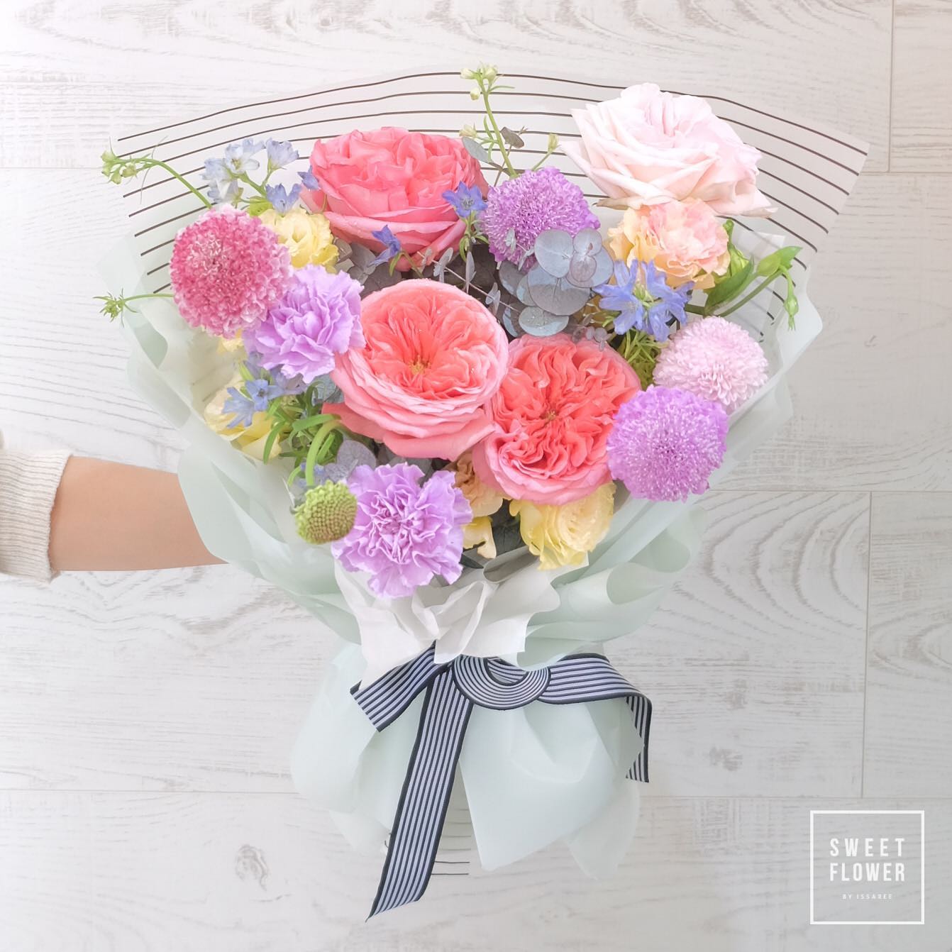 กล่อง หลากสี หวาน ดอกไม้หลัก กุหลาบ คาร์เนชั่น เบญจมาศ/มัม — ผลงานร้านดอกไม้ Sweetflower by Issaree