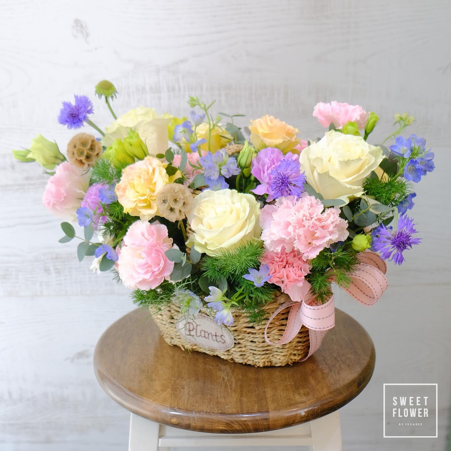 ตะกร้า หลากสี หวาน ดอกไม้หลัก กุหลาบ คาร์เนชั่น เบญจมาศ/มัม — ผลงานร้านดอกไม้ Sweetflower by Issaree