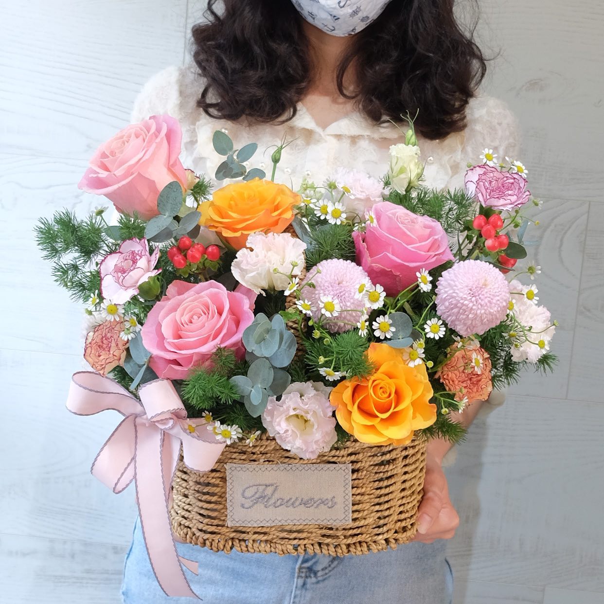 ตะกร้า หลากสี หวาน ดอกไม้หลัก กุหลาบ คาร์เนชั่น เดซี่/มาร์กาเร็ต — ผลงานร้านดอกไม้ Sweetflower by Issaree