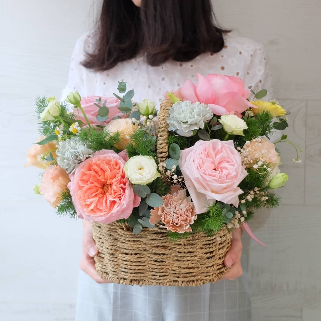 ตะกร้า พาสเทล หวาน ดอกไม้หลัก กุหลาบ คาร์เนชั่น เดซี่/มาร์กาเร็ต — ผลงานร้านดอกไม้ Sweetflower by Issaree — ภาพที่ 2 จาก 2