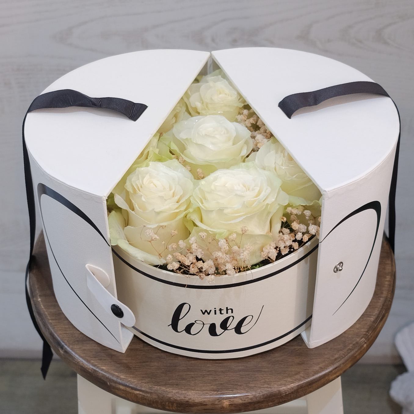 กล่อง ขาว-เขียว สดใส ดอกไม้หลัก กุหลาบ เบบี้บรีธ/ยิปโซ — ผลงานร้านดอกไม้ Sweetflower by Issaree — ภาพที่ 3 จาก 6