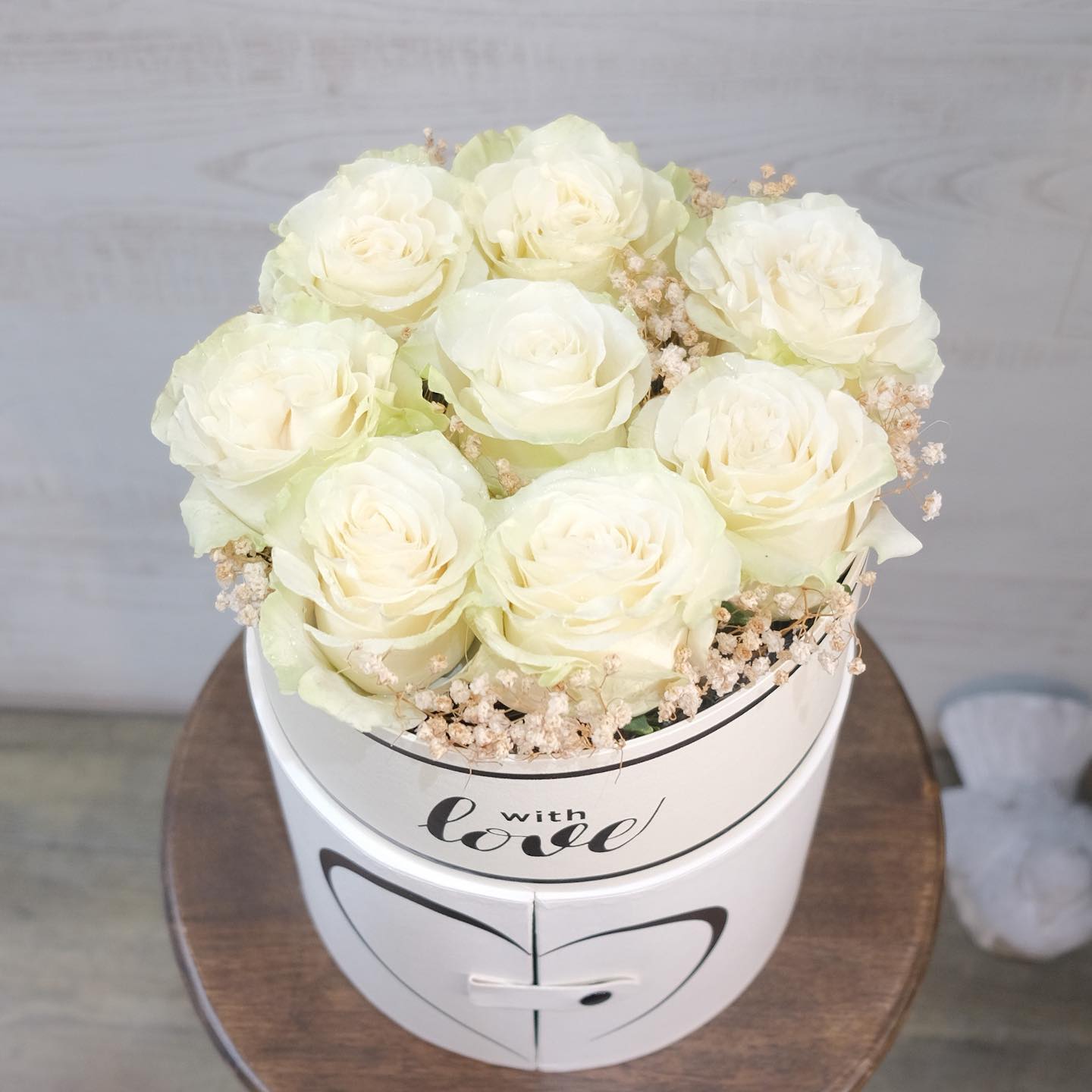 กล่อง ขาว-เขียว สดใส ดอกไม้หลัก กุหลาบ เบบี้บรีธ/ยิปโซ — ผลงานร้านดอกไม้ Sweetflower by Issaree — ภาพที่ 4 จาก 6