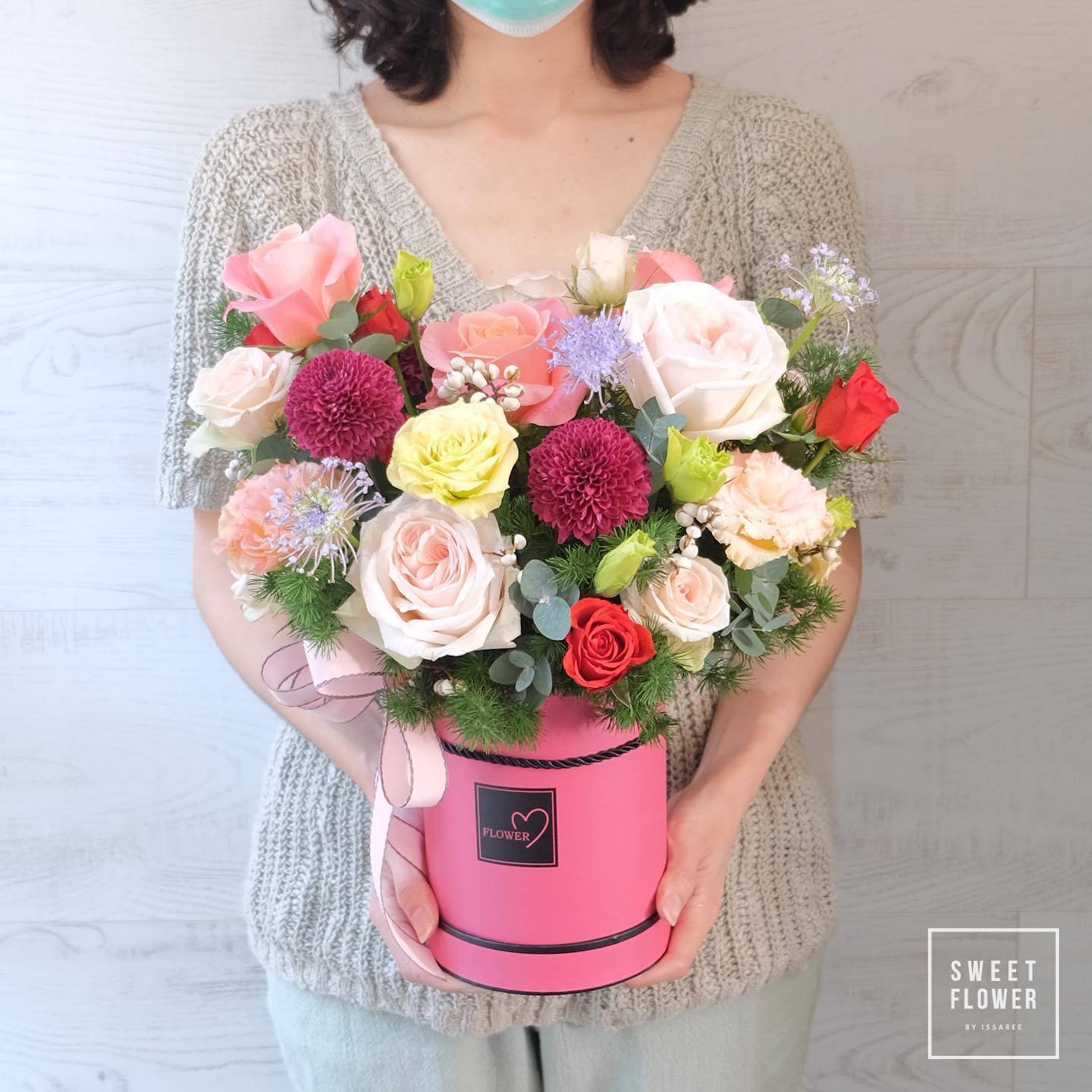 กล่อง หลากสี หวาน ดอกไม้หลัก กุหลาบ เบญจมาศ/มัม คาร์เนชั่น — ผลงานร้านดอกไม้ Sweetflower by Issaree — ภาพที่ 2 จาก 6