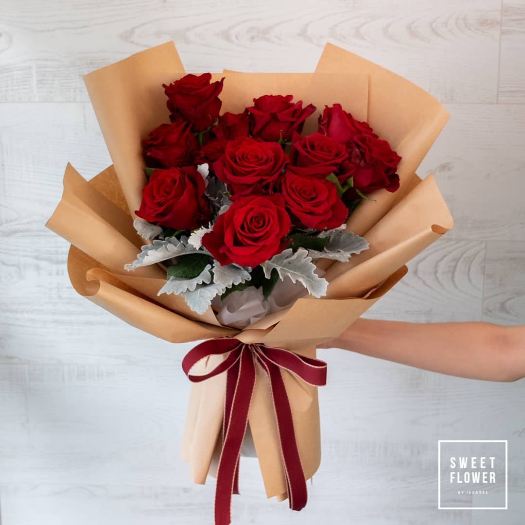 ช่อ แดงโรแมนติก คลาสสิก ดอกไม้หลัก กุหลาบ ยูคาลิปตัส/ใบไม้ — ผลงานร้านดอกไม้ Sweetflower by Issaree