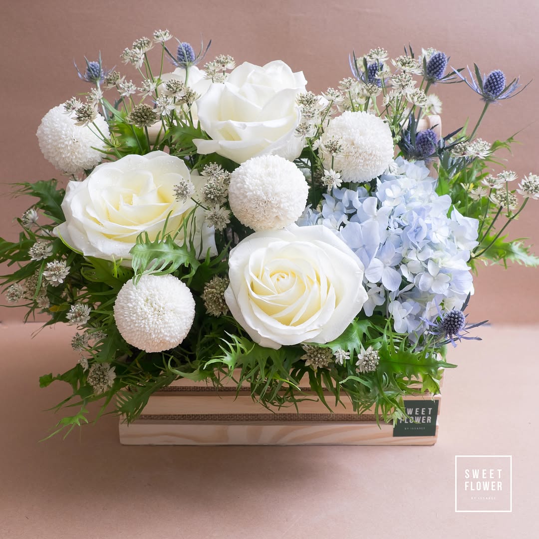 กล่อง ขาว-เขียว หวาน ดอกไม้หลัก กุหลาบ ไฮเดรนเยีย คาร์เนชั่น — ผลงานร้านดอกไม้ Sweetflower by Issaree — ภาพที่ 2 จาก 2
