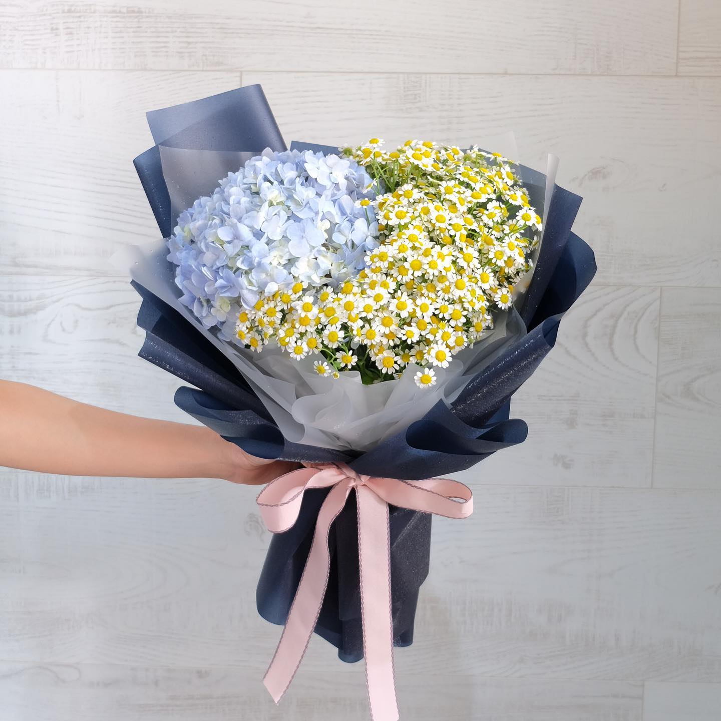 ช่อ ม่วง-ฟ้า หวาน ดอกไม้หลัก ไฮเดรนเยีย เดซี่/มาร์กาเร็ต — ผลงานร้านดอกไม้ Sweetflower by Issaree — ภาพที่ 1 จาก 3