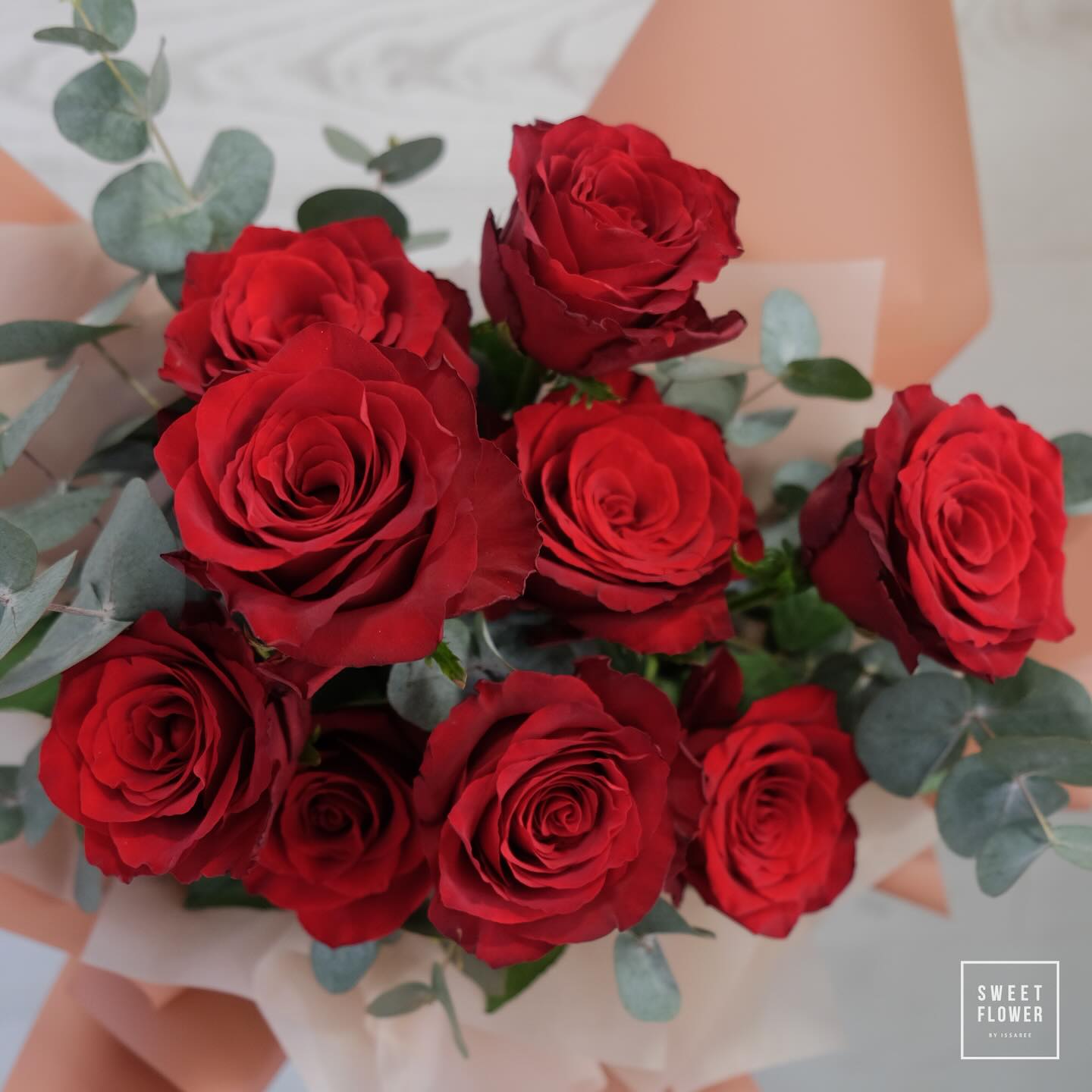 ช่อ แดงโรแมนติก คลาสสิก ดอกไม้หลัก กุหลาบ ยูคาลิปตัส/ใบไม้ — ผลงานร้านดอกไม้ Sweetflower by Issaree