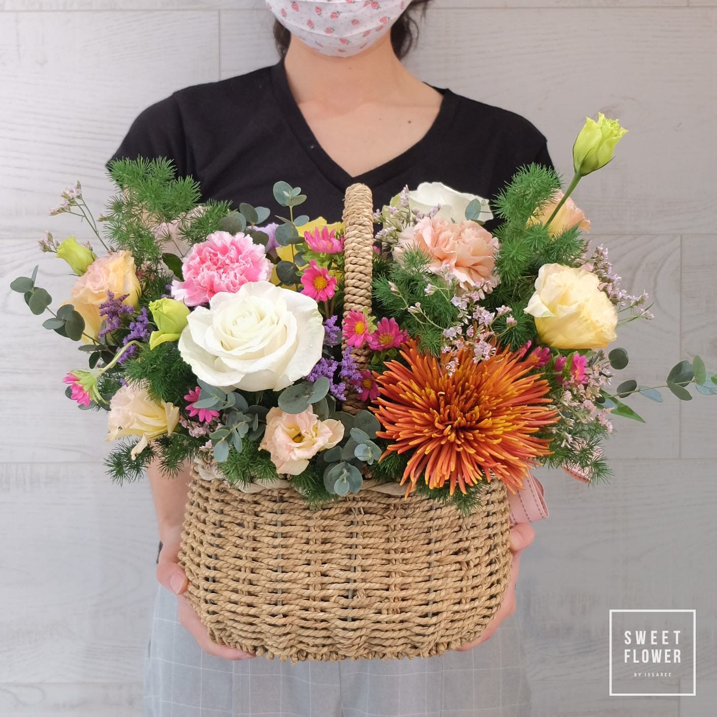 ตะกร้า หลากสี หวาน ดอกไม้หลัก กุหลาบ คาร์เนชั่น เบญจมาศ/มัม — ผลงานร้านดอกไม้ Sweetflower by Issaree — ภาพที่ 3 จาก 7