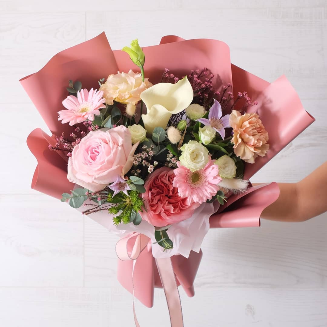 ช่อ พาสเทล หวาน ดอกไม้หลัก กุหลาบ ลิลลี่ เดซี่/มาร์กาเร็ต — ผลงานร้านดอกไม้ Sweetflower by Issaree