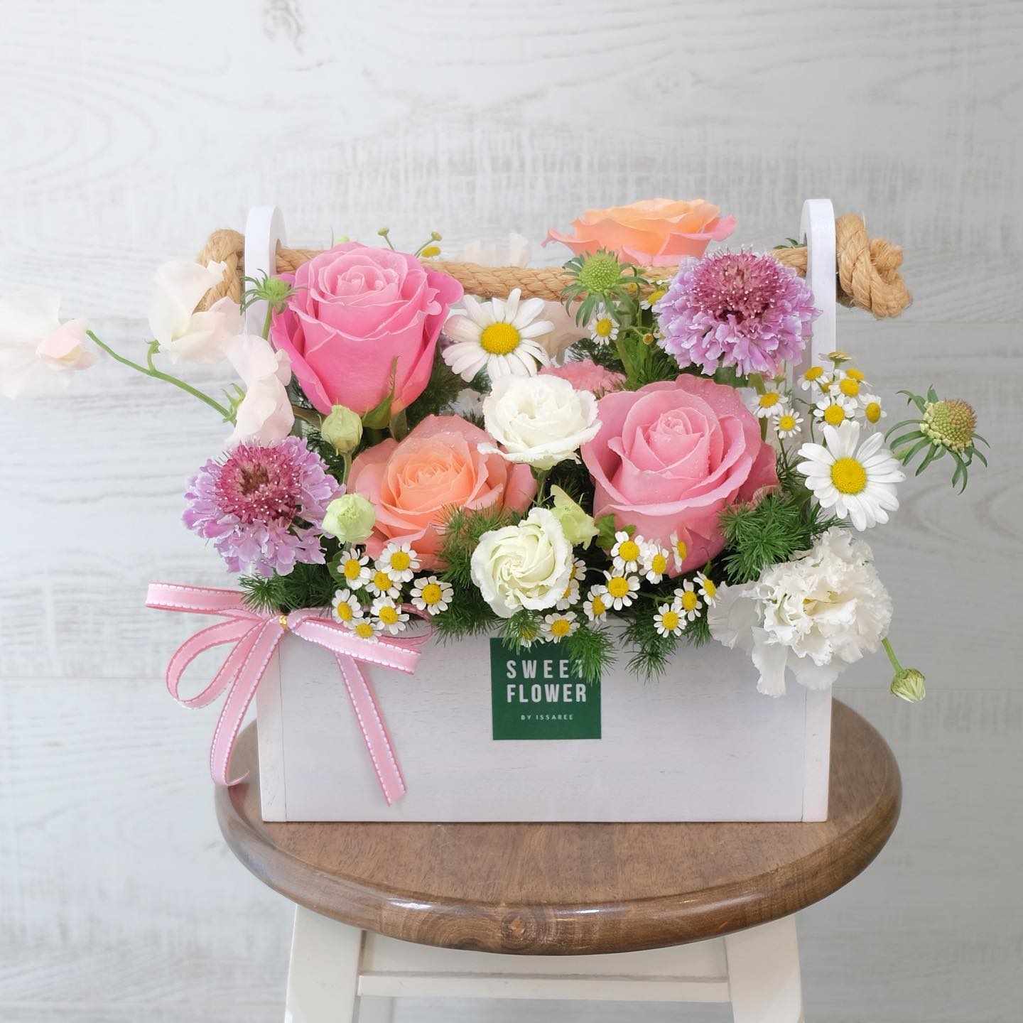 กล่อง หลากสี หวาน ดอกไม้หลัก กุหลาบ คาร์เนชั่น เบญจมาศ/มัม — ผลงานร้านดอกไม้ Sweetflower by Issaree — ภาพที่ 3 จาก 4
