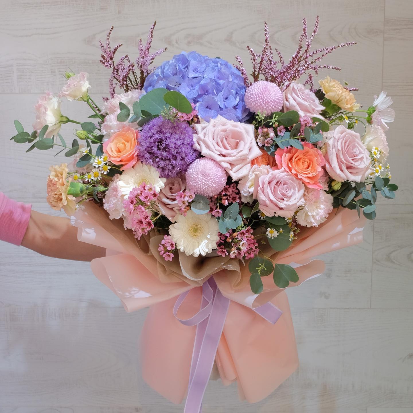 ช่อ ม่วง-ฟ้า หวาน ดอกไม้หลัก ไฮเดรนเยีย กุหลาบ คาร์เนชั่น — ผลงานร้านดอกไม้ Sweetflower by Issaree — ภาพที่ 3 จาก 5