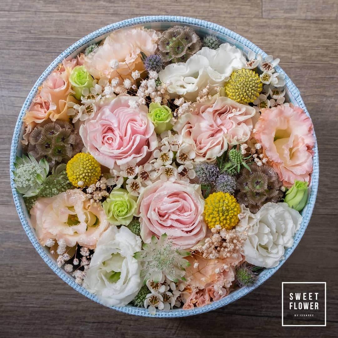 กล่อง พาสเทล หวาน ดอกไม้หลัก กุหลาบ คาร์เนชั่น เบญจมาศ/มัม — ผลงานร้านดอกไม้ Sweetflower by Issaree — ภาพที่ 2 จาก 4