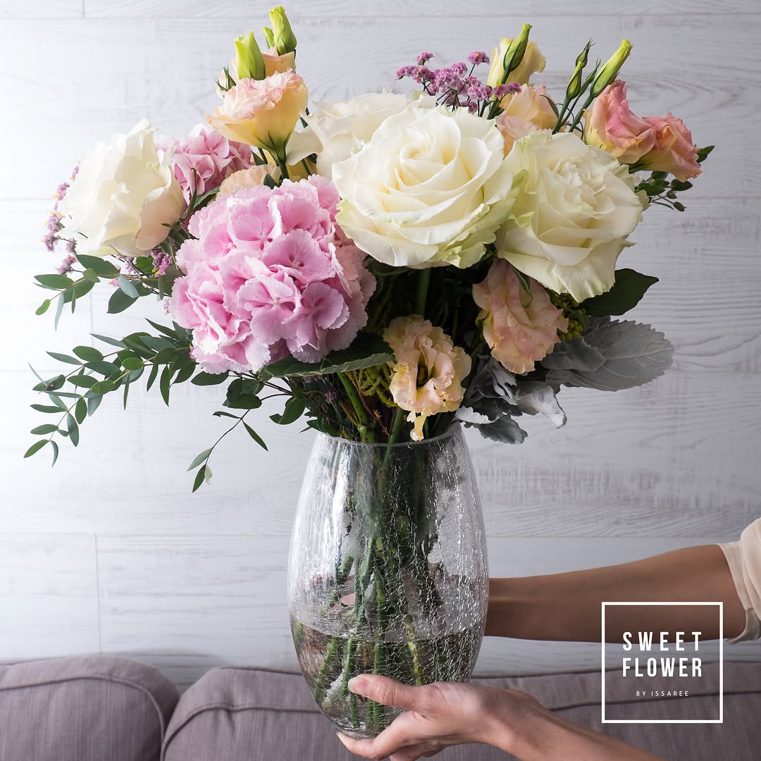 แจกัน พาสเทล หวาน ดอกไม้หลัก กุหลาบ คาร์เนชั่น ลิลลี่ — ผลงานร้านดอกไม้ Sweetflower by Issaree — ภาพที่ 2 จาก 3