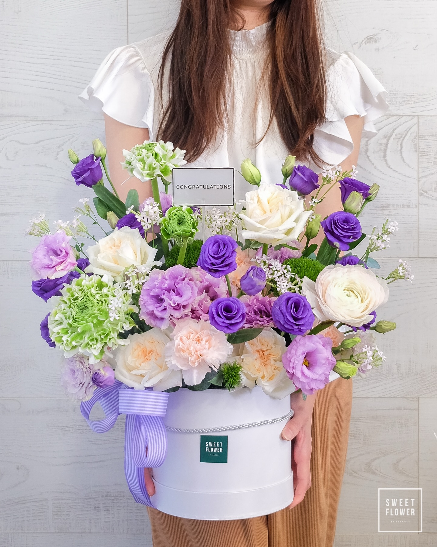 กล่อง ม่วง-ฟ้า คลาสสิก ดอกไม้หลัก กุหลาบ คาร์เนชั่น รันนันคูรัส — ผลงานร้านดอกไม้ Sweetflower by Issaree