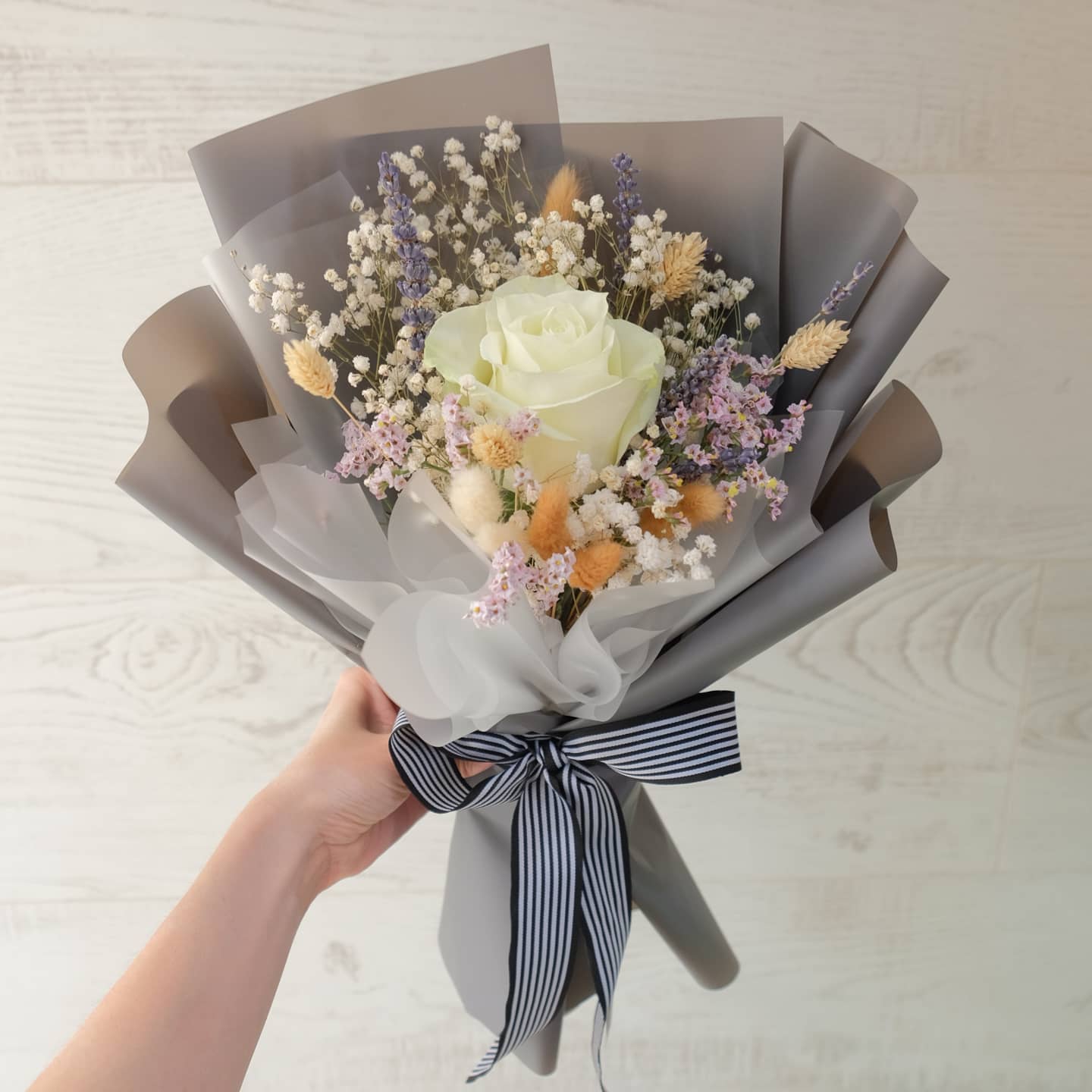ช่อ ขาว-เขียว หวาน ดอกไม้หลัก กุหลาบ เบบี้บรีธ/ยิปโซ ดอกไม้แห้ง — ผลงานร้านดอกไม้ Sweetflower by Issaree