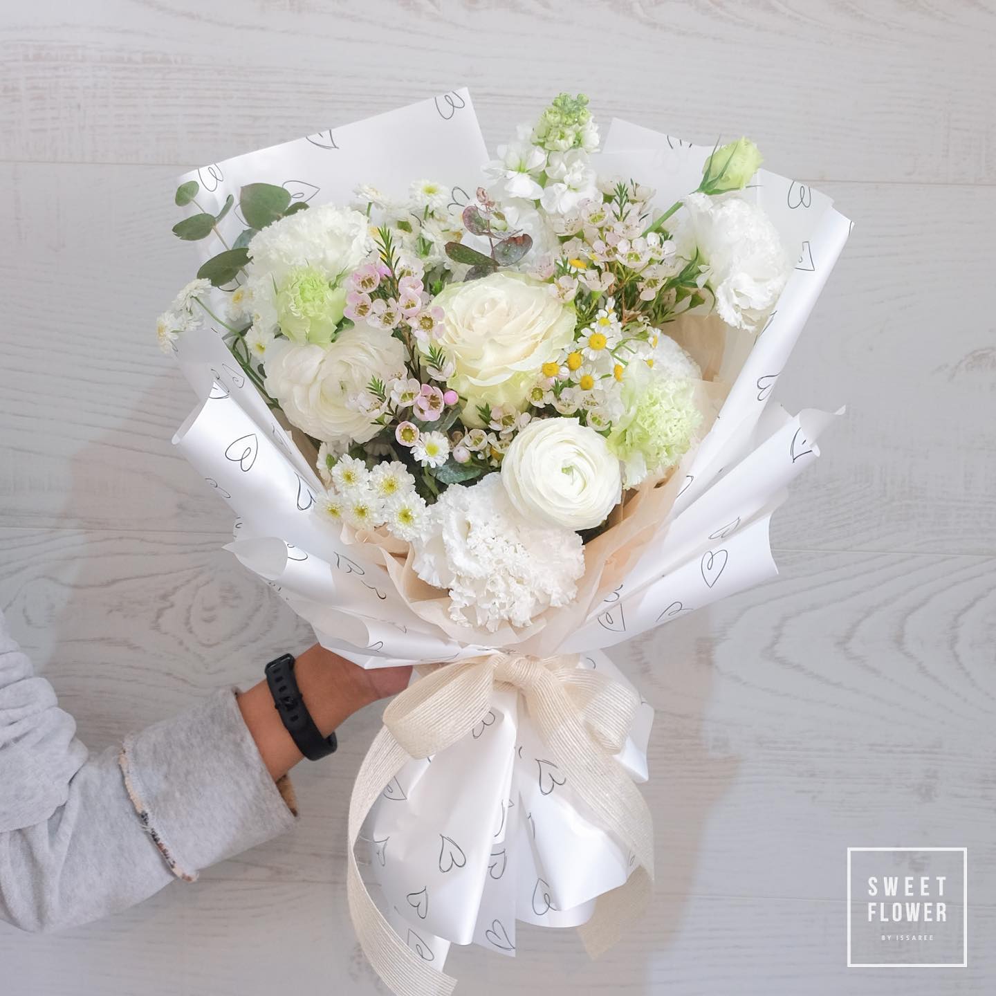 ช่อ ขาว-เขียว หวาน ดอกไม้หลัก กุหลาบ เดซี่/มาร์กาเร็ต คาร์เนชั่น — ผลงานร้านดอกไม้ Sweetflower by Issaree