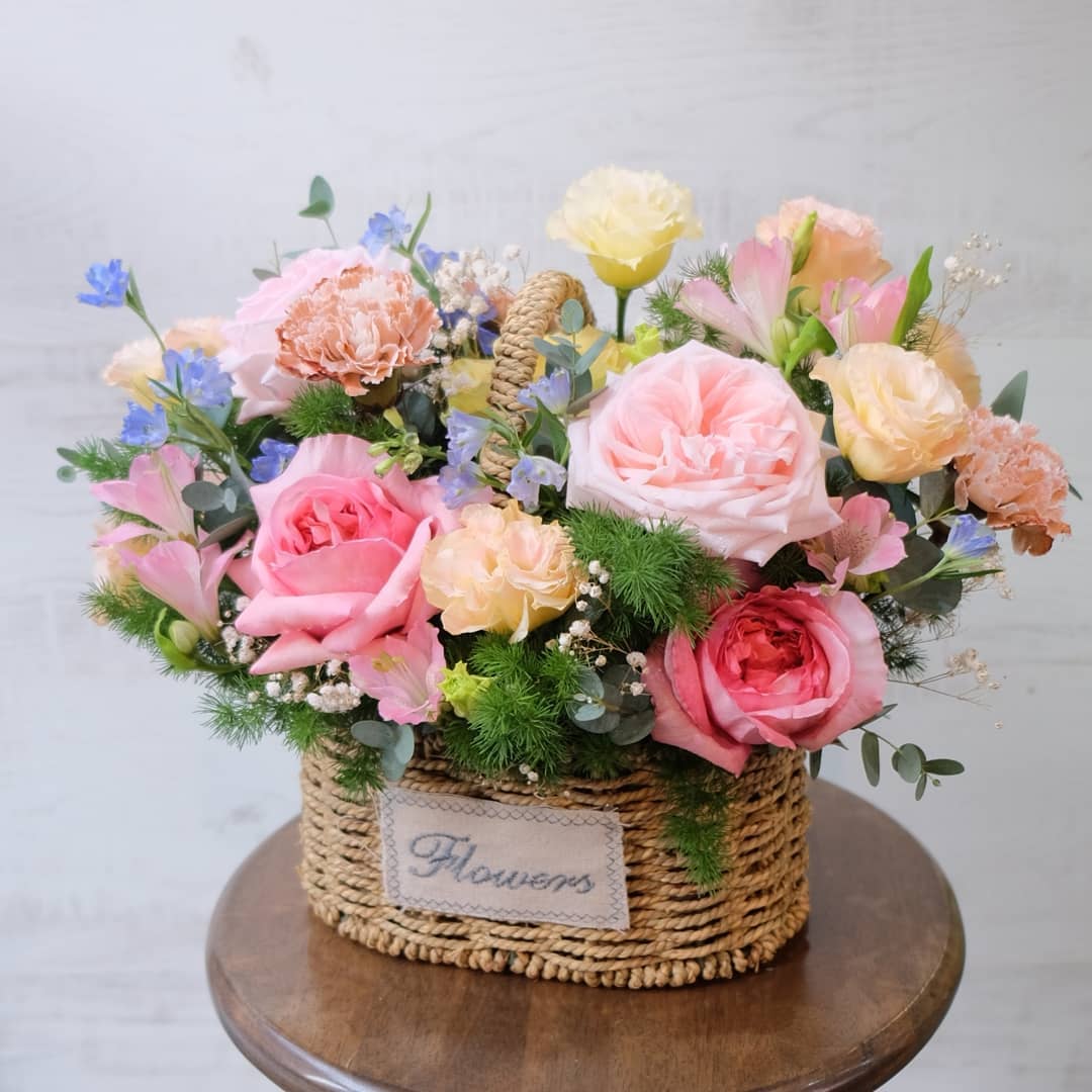 ตะกร้า พาสเทล หวาน ดอกไม้หลัก กุหลาบ คาร์เนชั่น ทิวลิป — ผลงานร้านดอกไม้ Sweetflower by Issaree