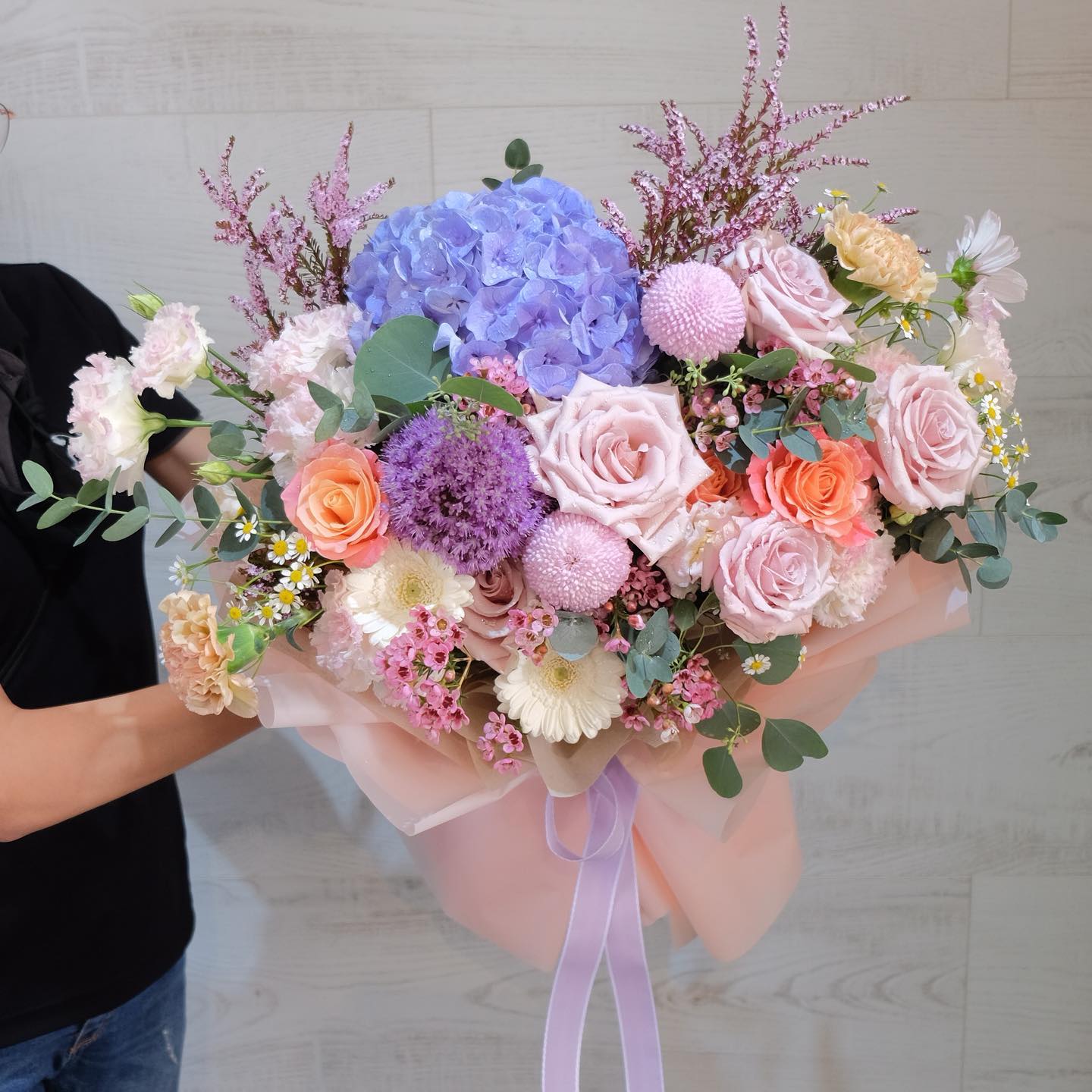 ช่อ ม่วง-ฟ้า หวาน ดอกไม้หลัก ไฮเดรนเยีย กุหลาบ คาร์เนชั่น — ผลงานร้านดอกไม้ Sweetflower by Issaree — ภาพที่ 4 จาก 5