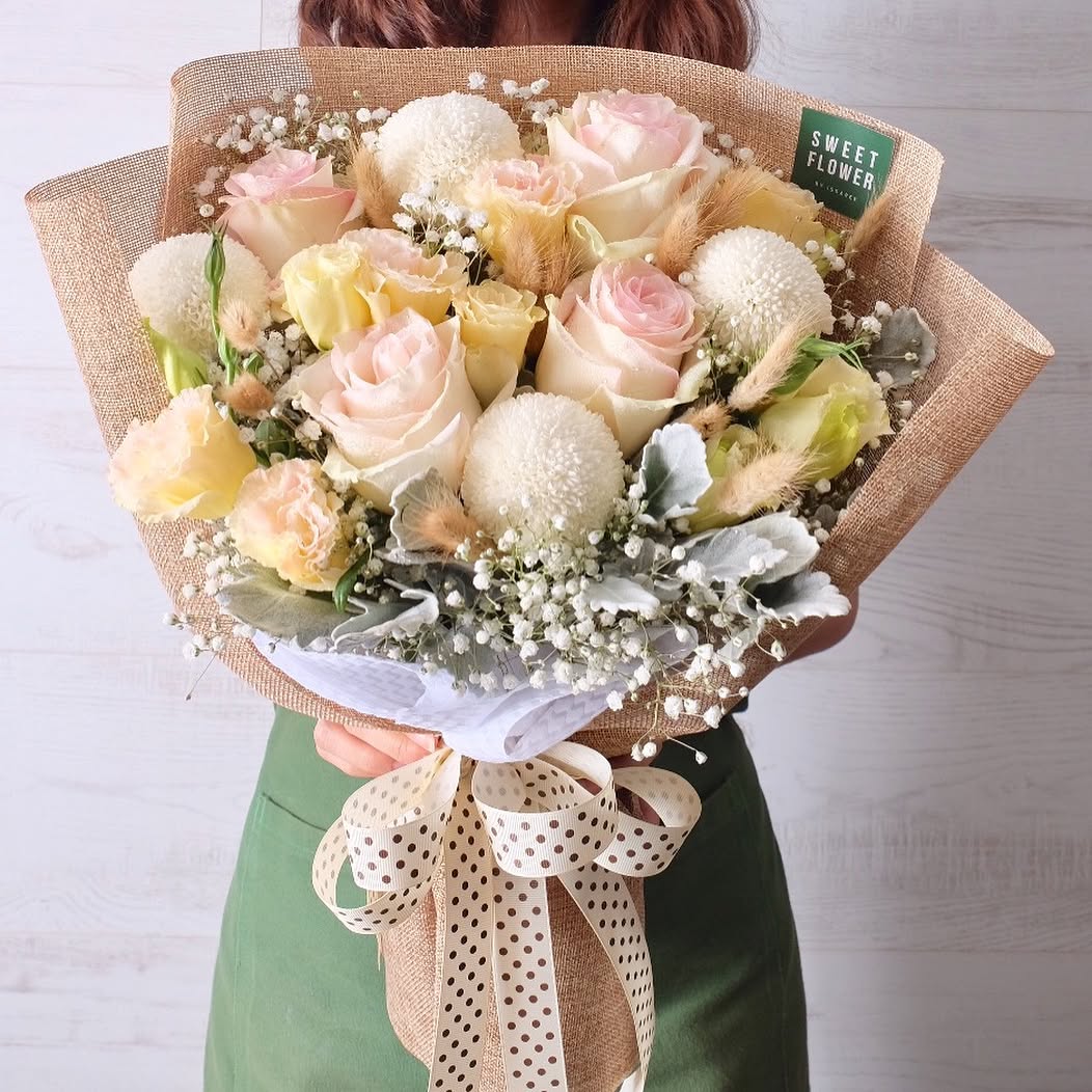 ช่อ พาสเทล หวาน ดอกไม้หลัก กุหลาบ เบญจมาศ/มัม คาร์เนชั่น — ผลงานร้านดอกไม้ Sweetflower by Issaree