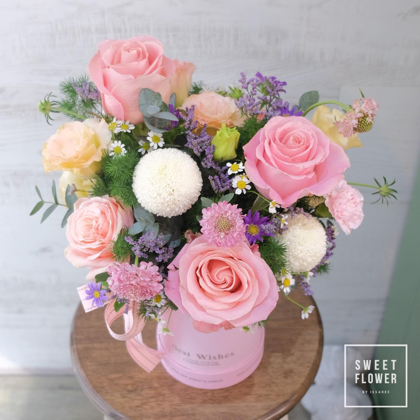 กล่อง พาสเทล หวาน ดอกไม้หลัก กุหลาบ คาร์เนชั่น เบญจมาศ/มัม — ผลงานร้านดอกไม้ Sweetflower by Issaree — ภาพที่ 4 จาก 4