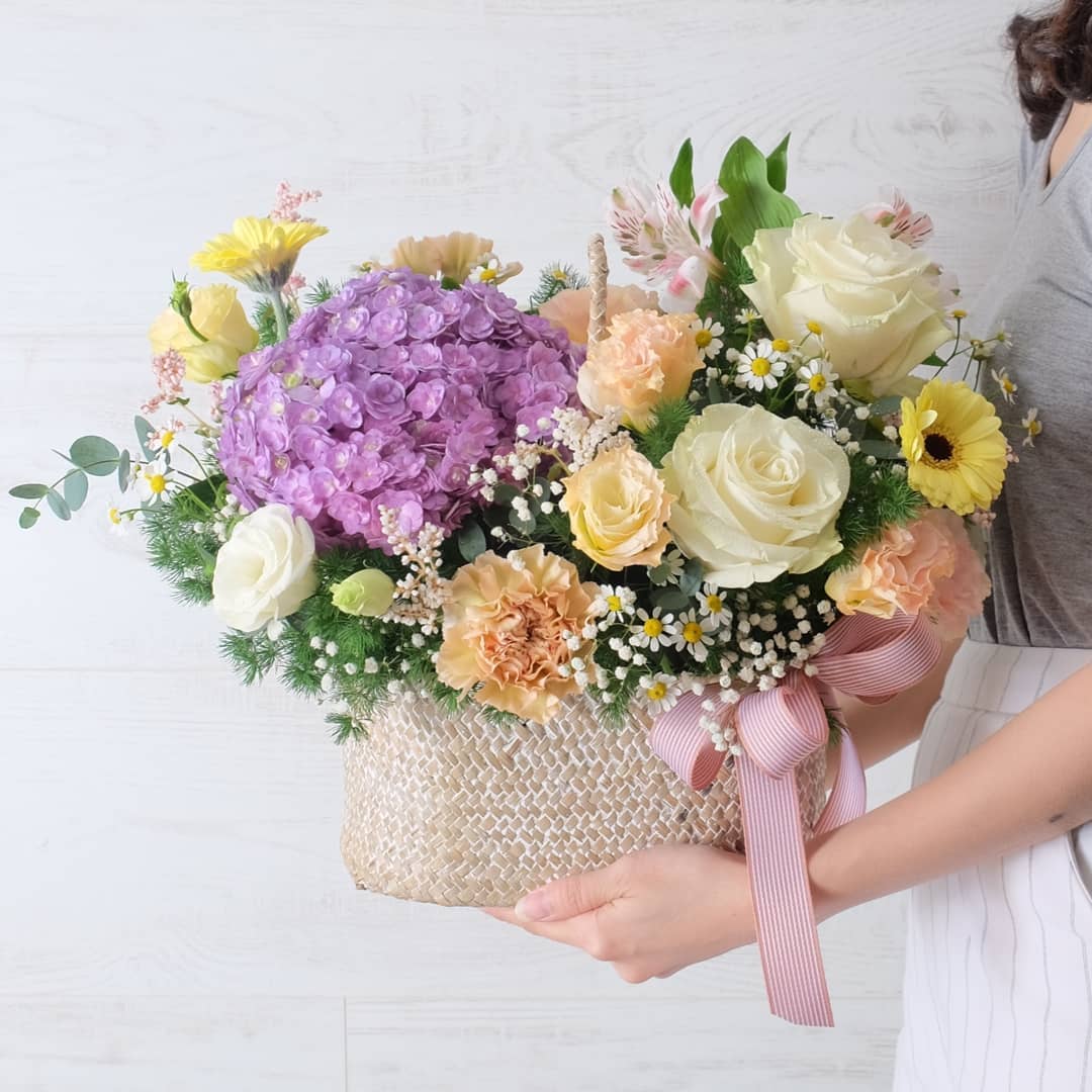 ตะกร้า หลากสี หวาน ดอกไม้หลัก ไฮเดรนเยีย กุหลาบ คาร์เนชั่น — ผลงานร้านดอกไม้ Sweetflower by Issaree