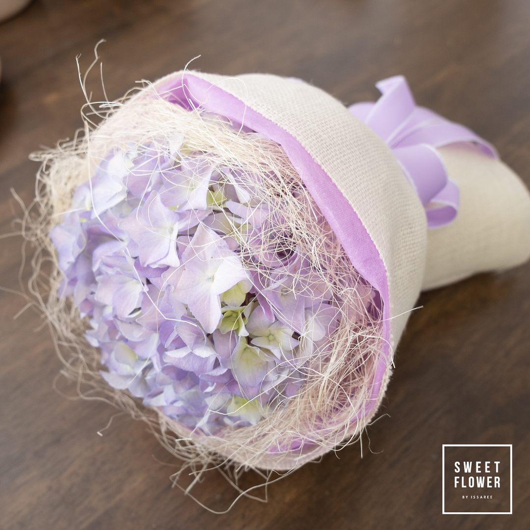 ช่อ ม่วง-ฟ้า หวาน ดอกไม้หลัก ไฮเดรนเยีย เบบี้บรีธ/ยิปโซ — ผลงานร้านดอกไม้ Sweetflower by Issaree — ภาพที่ 1 จาก 3