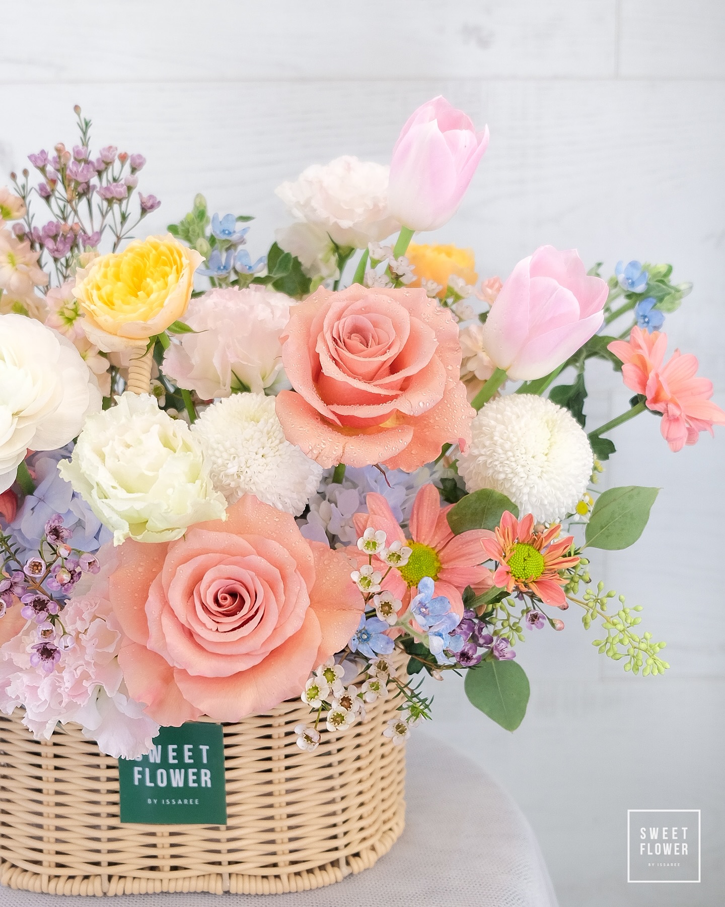 ตะกร้า พาสเทล หวาน ดอกไม้หลัก กุหลาบ คาร์เนชั่น รันนันคูรัส — ผลงานร้านดอกไม้ Sweetflower by Issaree