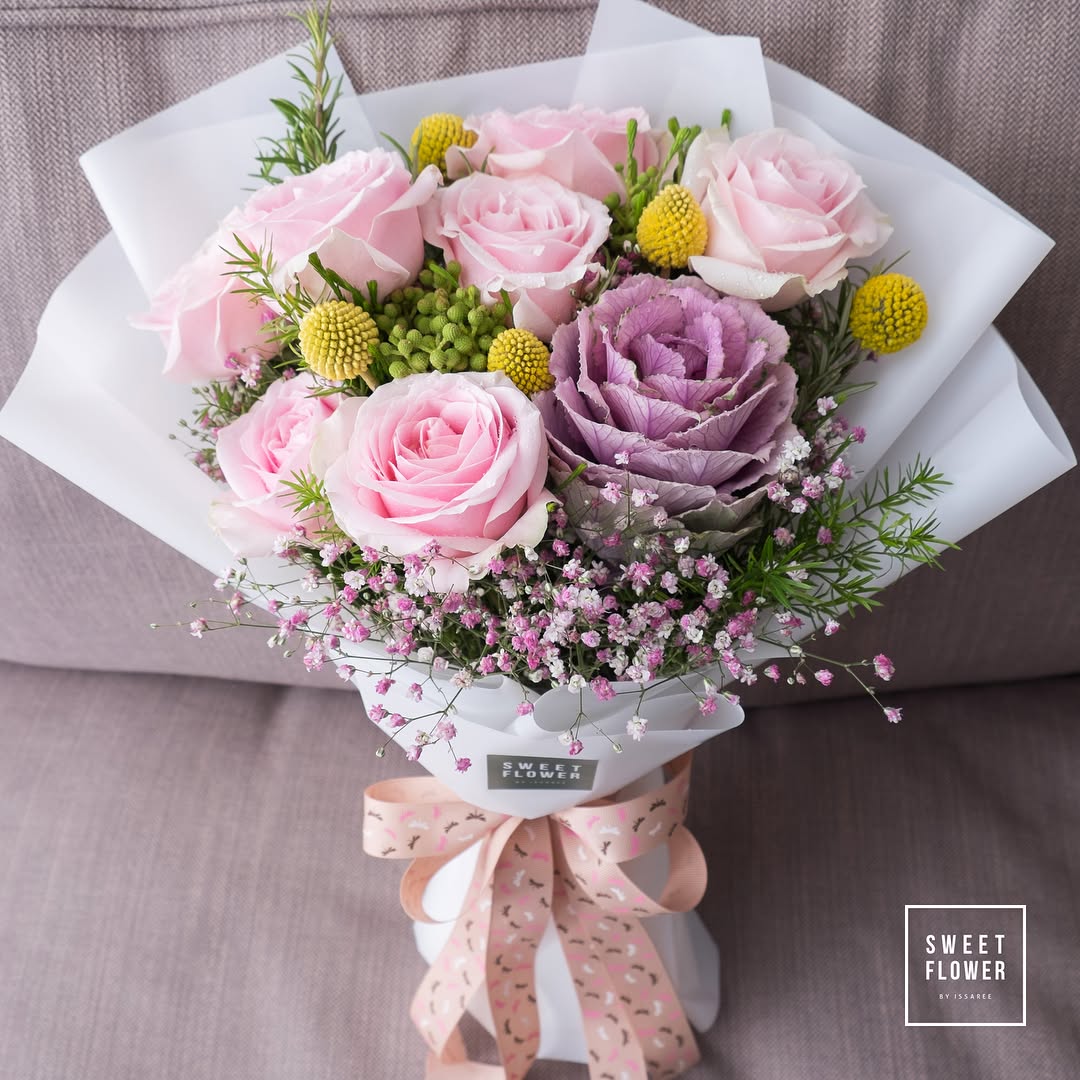 ช่อ พาสเทล หวาน ดอกไม้หลัก กุหลาบ คาร์เนชั่น เบญจมาศ/มัม — ผลงานร้านดอกไม้ Sweetflower by Issaree — ภาพที่ 2 จาก 3