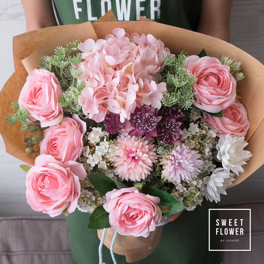 ช่อ พาสเทล หวาน ดอกไม้หลัก กุหลาบ ไฮเดรนเยีย เบญจมาศ/มัม — ผลงานร้านดอกไม้ Sweetflower by Issaree — ภาพที่ 1 จาก 3