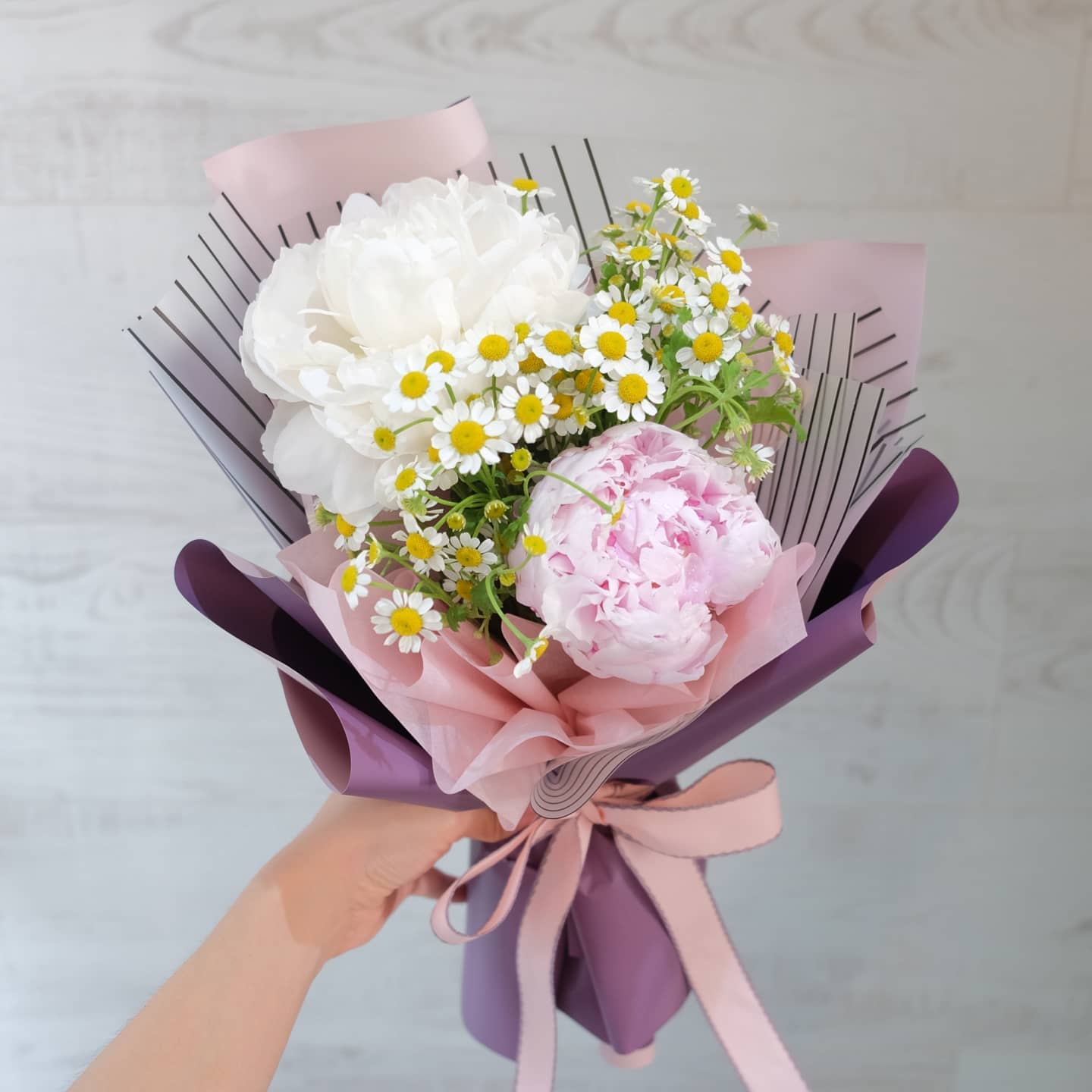 ช่อ พาสเทล หวาน ดอกไม้หลัก พีโอนี่ เดซี่/มาร์กาเร็ต กุหลาบ — ผลงานร้านดอกไม้ Sweetflower by Issaree