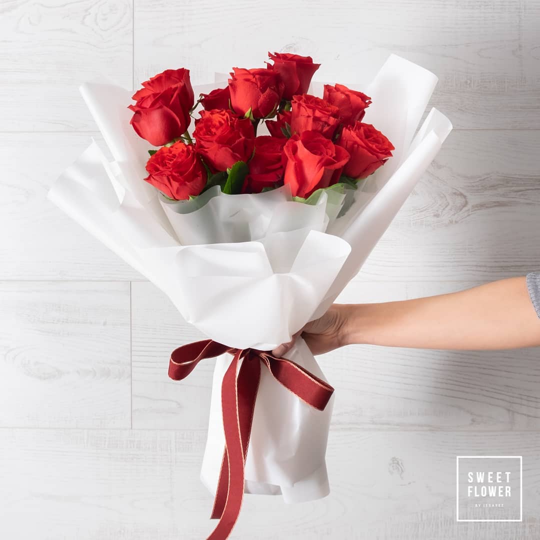 ช่อ แดงโรแมนติก คลาสสิก ดอกไม้หลัก กุหลาบ — ผลงานร้านดอกไม้ Sweetflower by Issaree — ภาพที่ 1 จาก 2