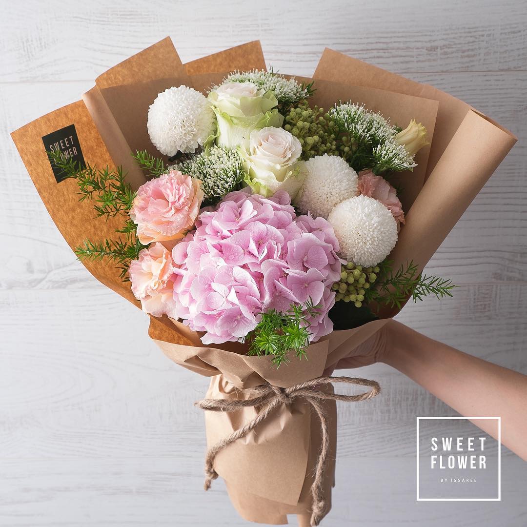 ช่อ พาสเทล หวาน ดอกไม้หลัก เบญจมาศ/มัม ไฮเดรนเยีย กุหลาบ — ผลงานร้านดอกไม้ Sweetflower by Issaree