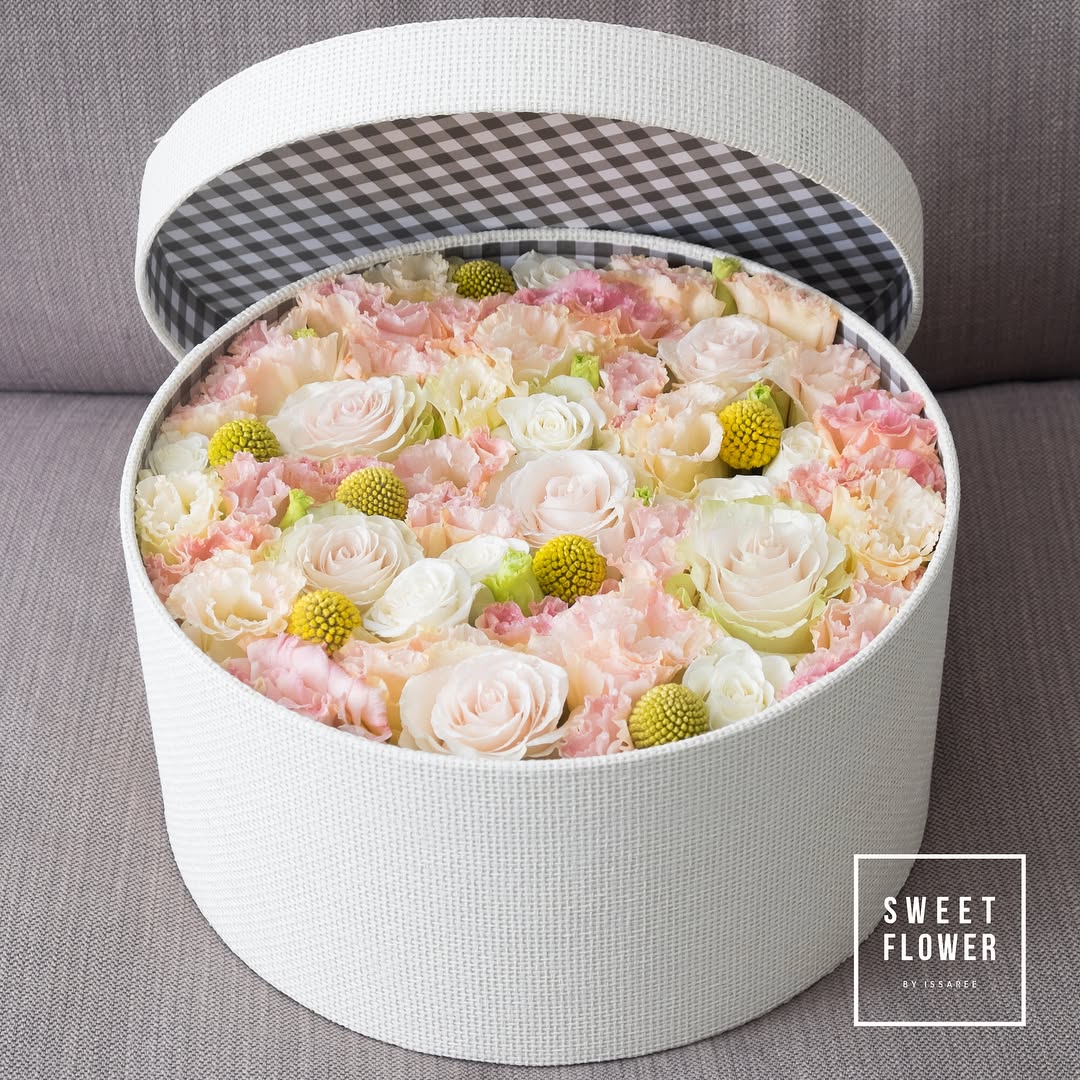 กล่อง พาสเทล หวาน ดอกไม้หลัก กุหลาบ คาร์เนชั่น เบญจมาศ/มัม — ผลงานร้านดอกไม้ Sweetflower by Issaree — ภาพที่ 1 จาก 3