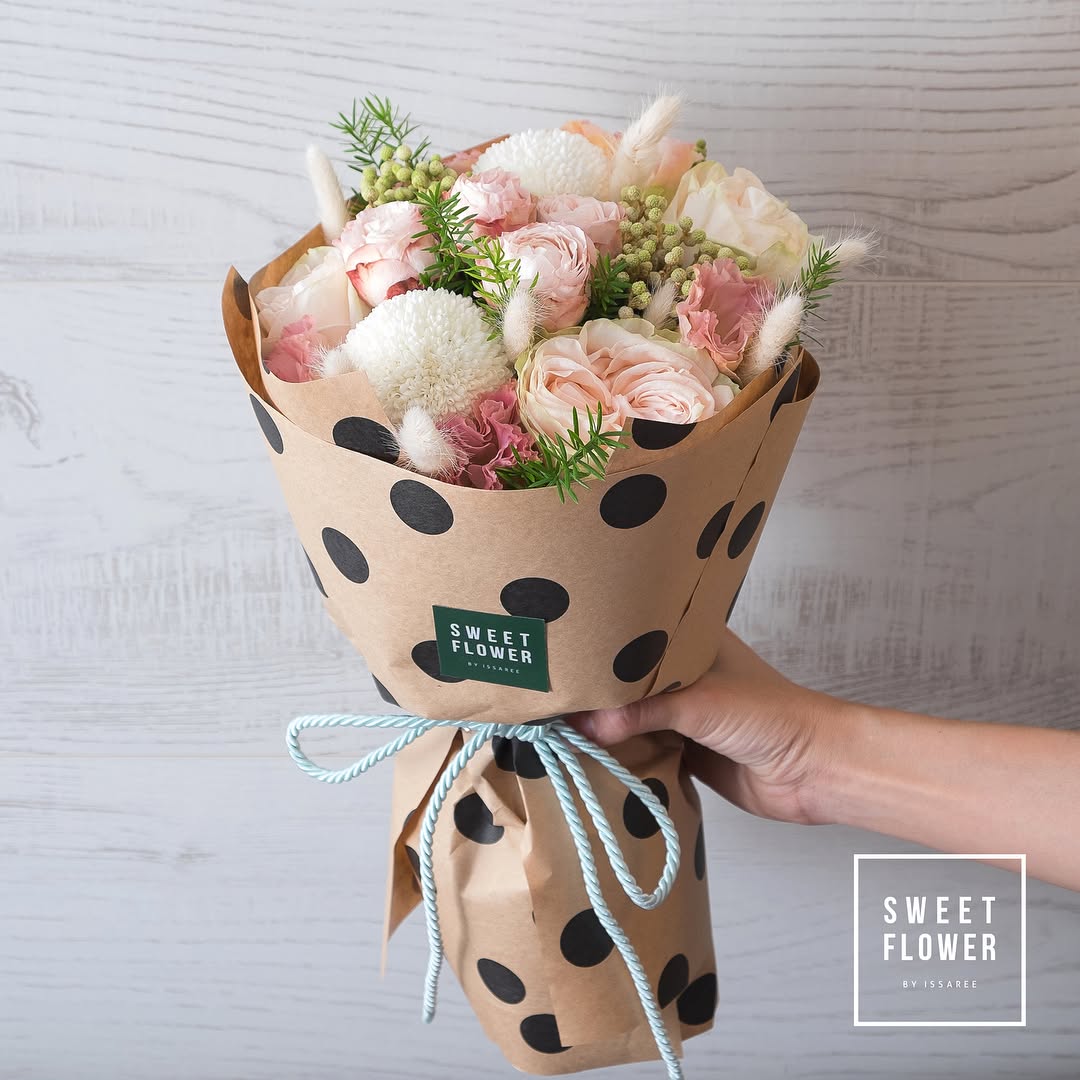 กล่อง พาสเทล สดใส ดอกไม้หลัก กุหลาบ เบญจมาศ/มัม คาร์เนชั่น — ผลงานร้านดอกไม้ Sweetflower by Issaree